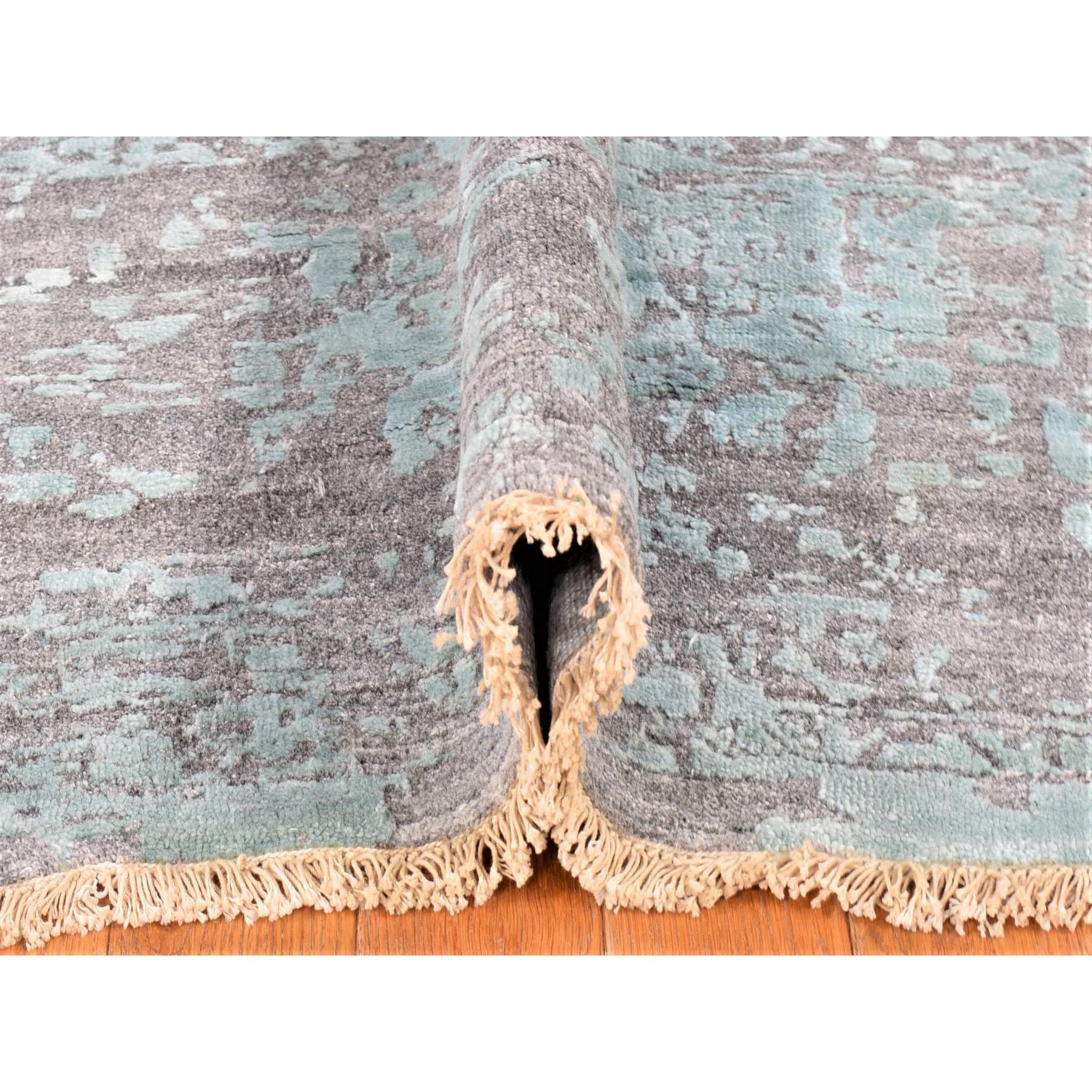 Silver Broken Persian Design Hand Knotted Wool and Silk Square Oriental Rug (tapis oriental carré en laine et soie) Neuf - En vente à Carlstadt, NJ