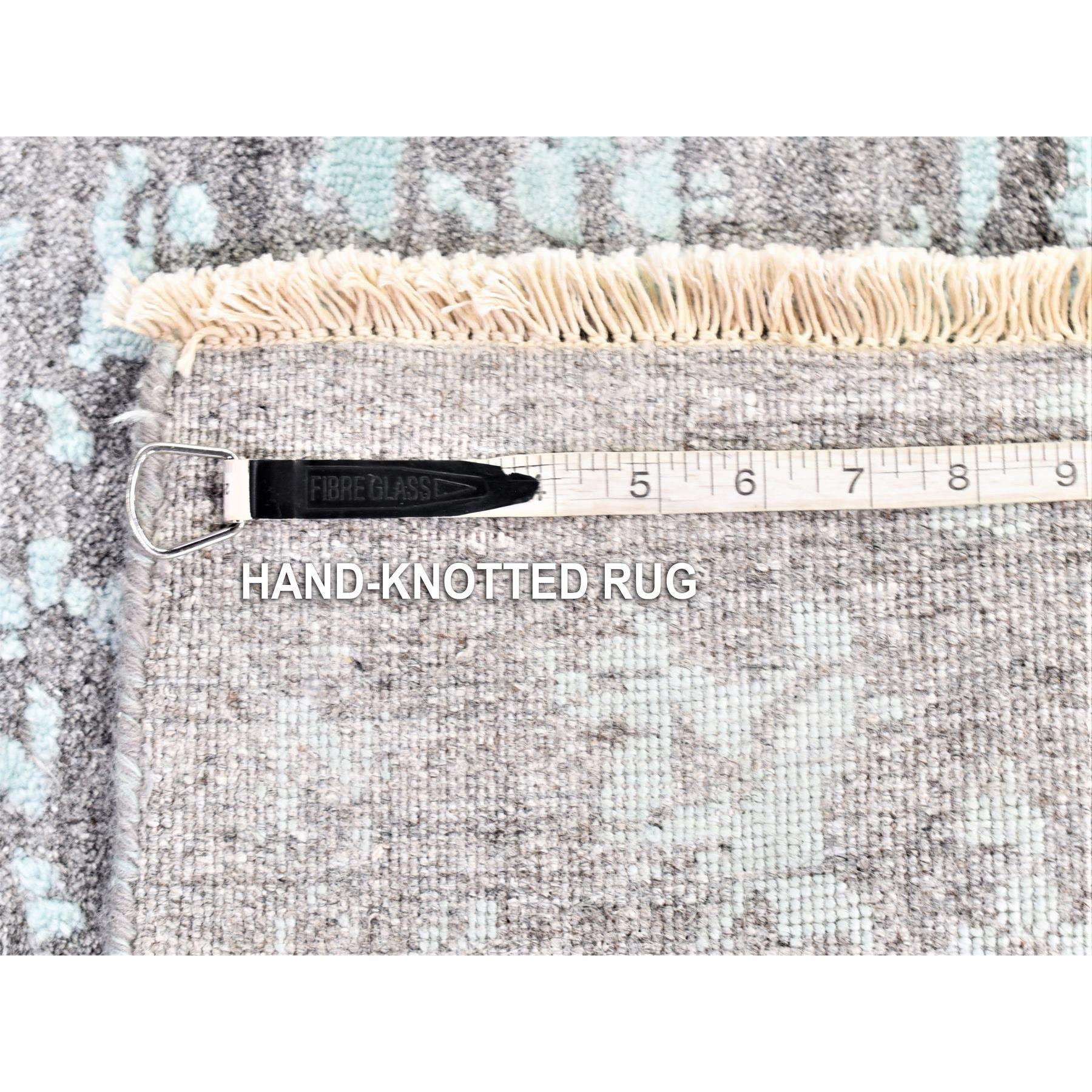 Soie Silver Broken Persian Design Hand Knotted Wool and Silk Square Oriental Rug (tapis oriental carré en laine et soie) en vente