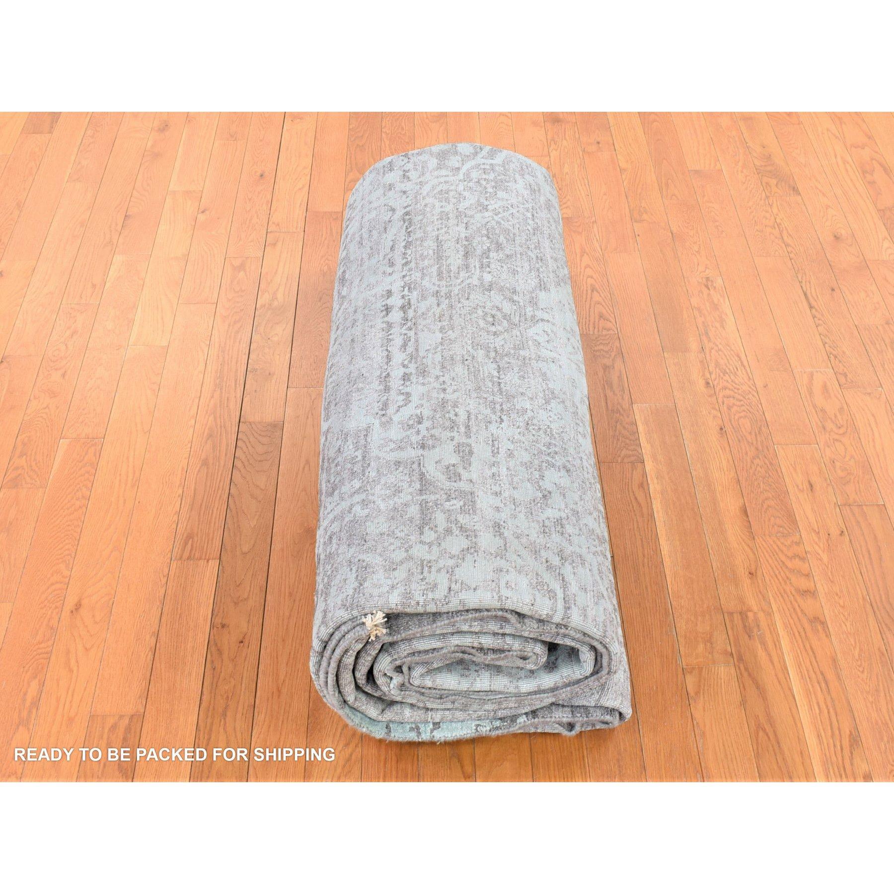 Silver Broken Persian Design Hand Knotted Wool and Silk Square Oriental Rug (tapis oriental carré en laine et soie) en vente 1