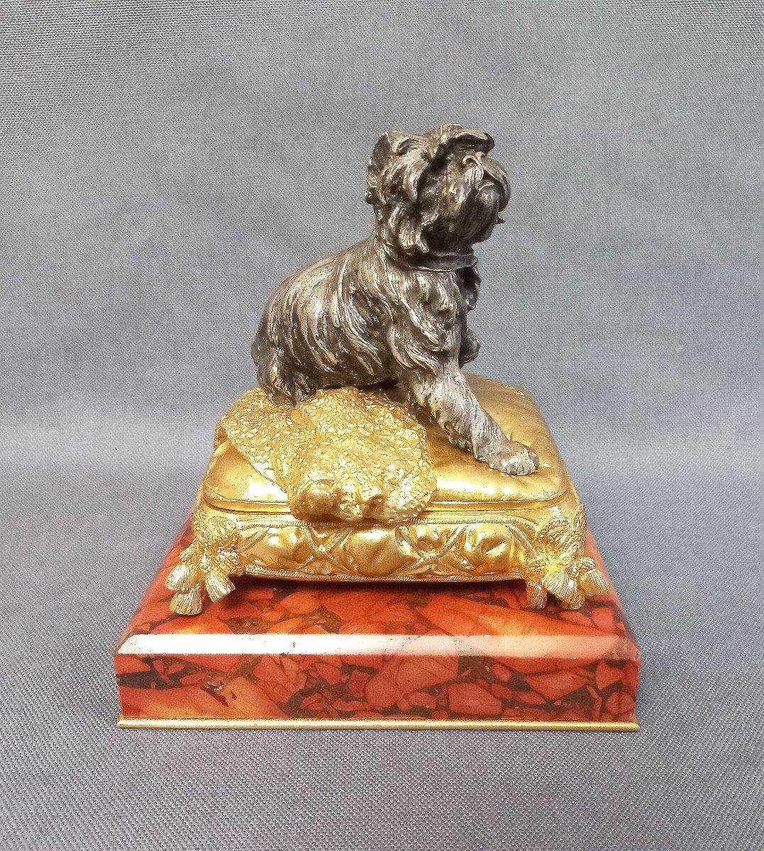 Prosper Lecourtier, ziselierte und vergoldete Bronzeschmuckschatulle, die einen kleinen ziselierten und versilberten Bronzehund auf einem mit Verzierungen geschmückten Kissen auf einem roten Marmorsockel darstellt.
Innen gepolstert in blauem