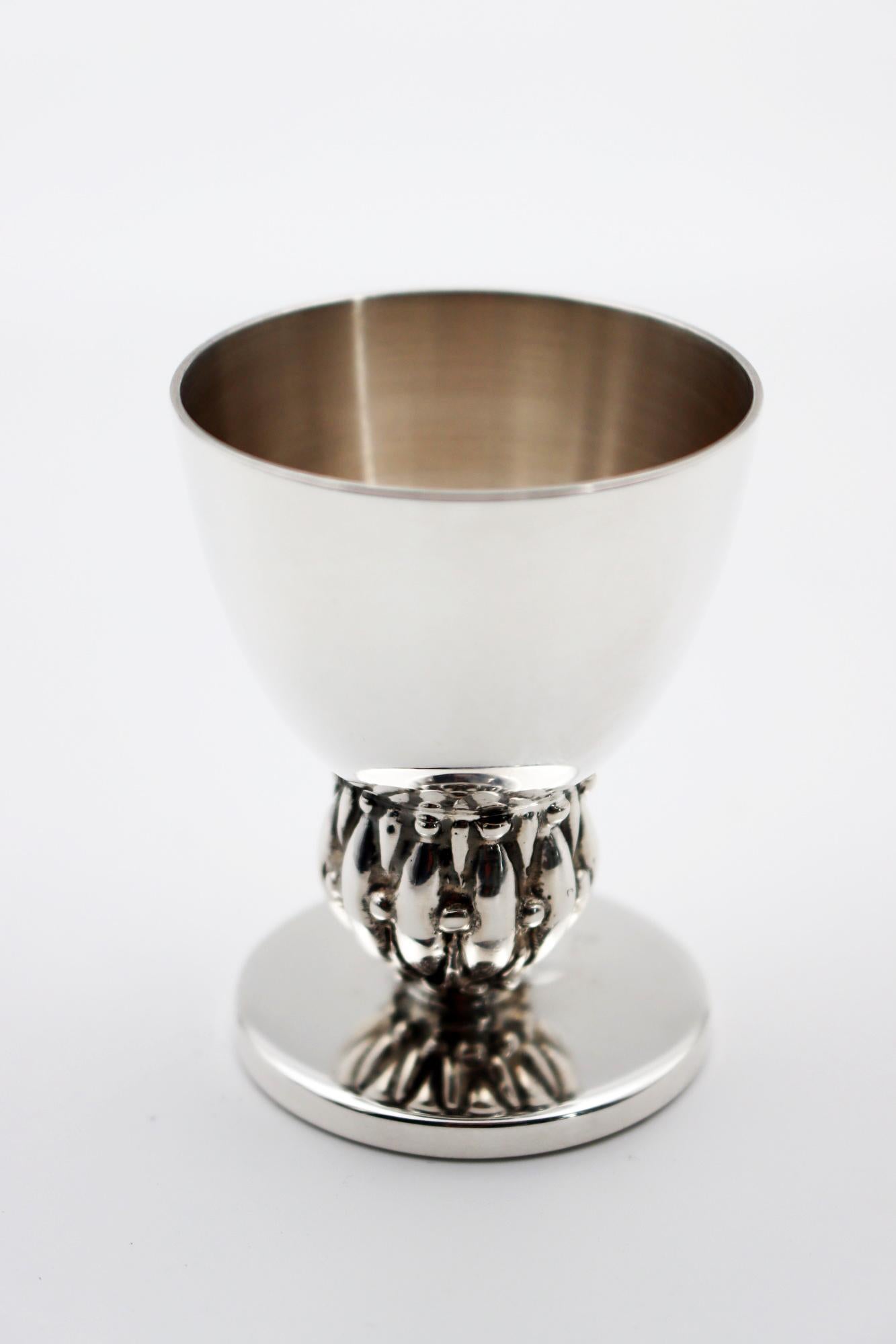 Silver bronze Egg cup

Silver plated bronze egg cup 35/42 microns 
Measures: H: 58 mm, D: 45 mm

This egg cup is the handmade work of French designer Richard Lauret.

These pieces are unique or made to order.

The products can be