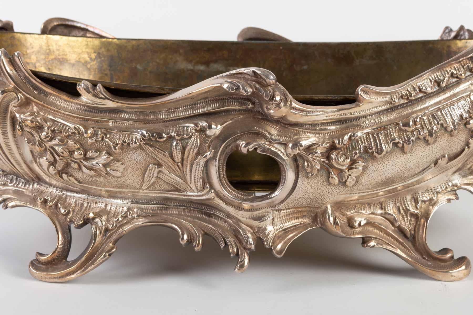 Silver bronze planter in the Louis XV style, late 19th century, Napoleon III period, 1880.

Measures: Height 17 cm., width 56 cm., depth 22 cm.