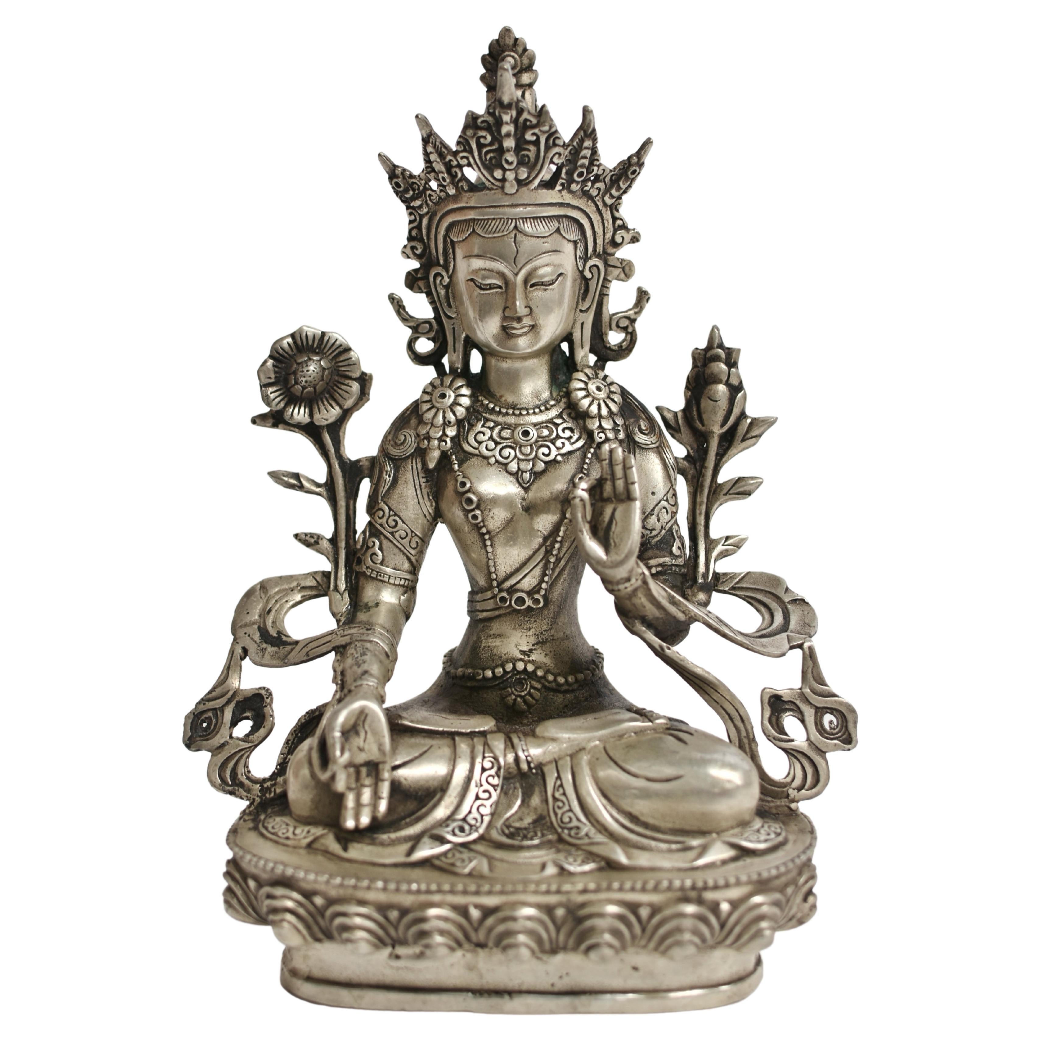 Statue tibétaine Tara blanche en bronze argenté
