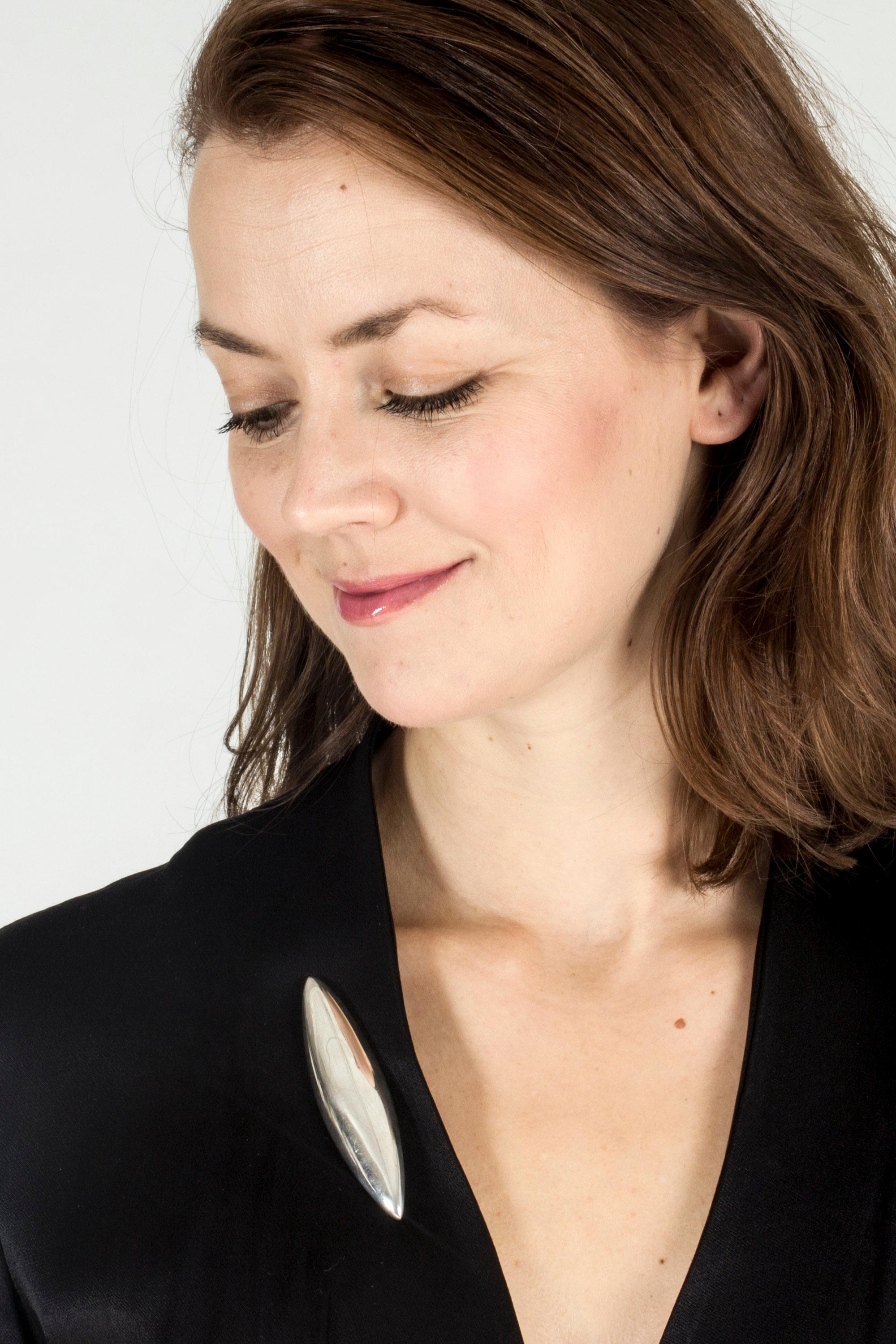 Large, streamlined silver brooch from Aarikka. Cool, convex shape.