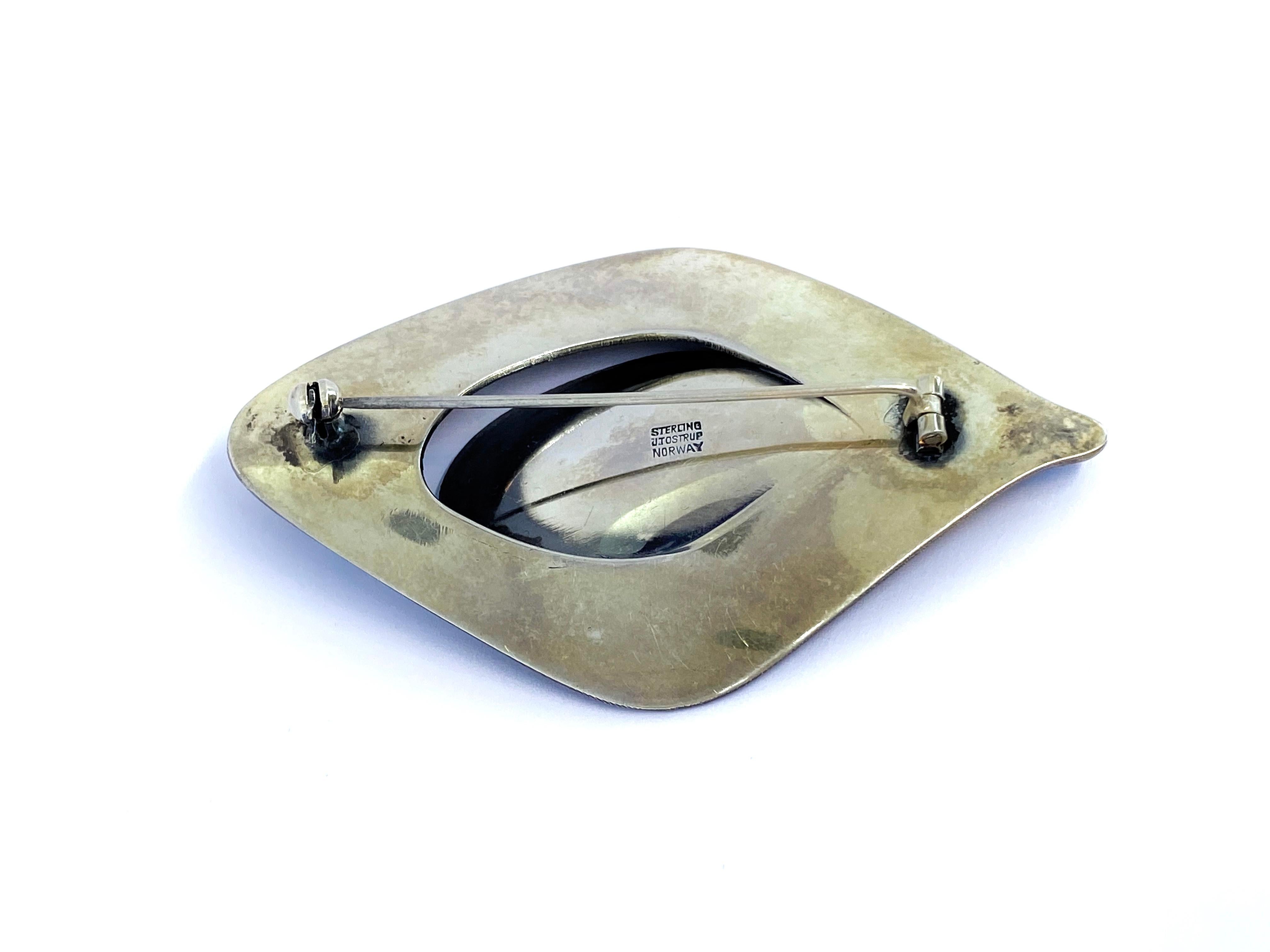 Stunning silver brooch by Grete Prytz Kittelsen. The fine pattern and its industrial look serve as a backdrop for the petal coming from the surface. Really awesome design.
The note is a lovely vintage mid-century sterling silver
Brooch, from the