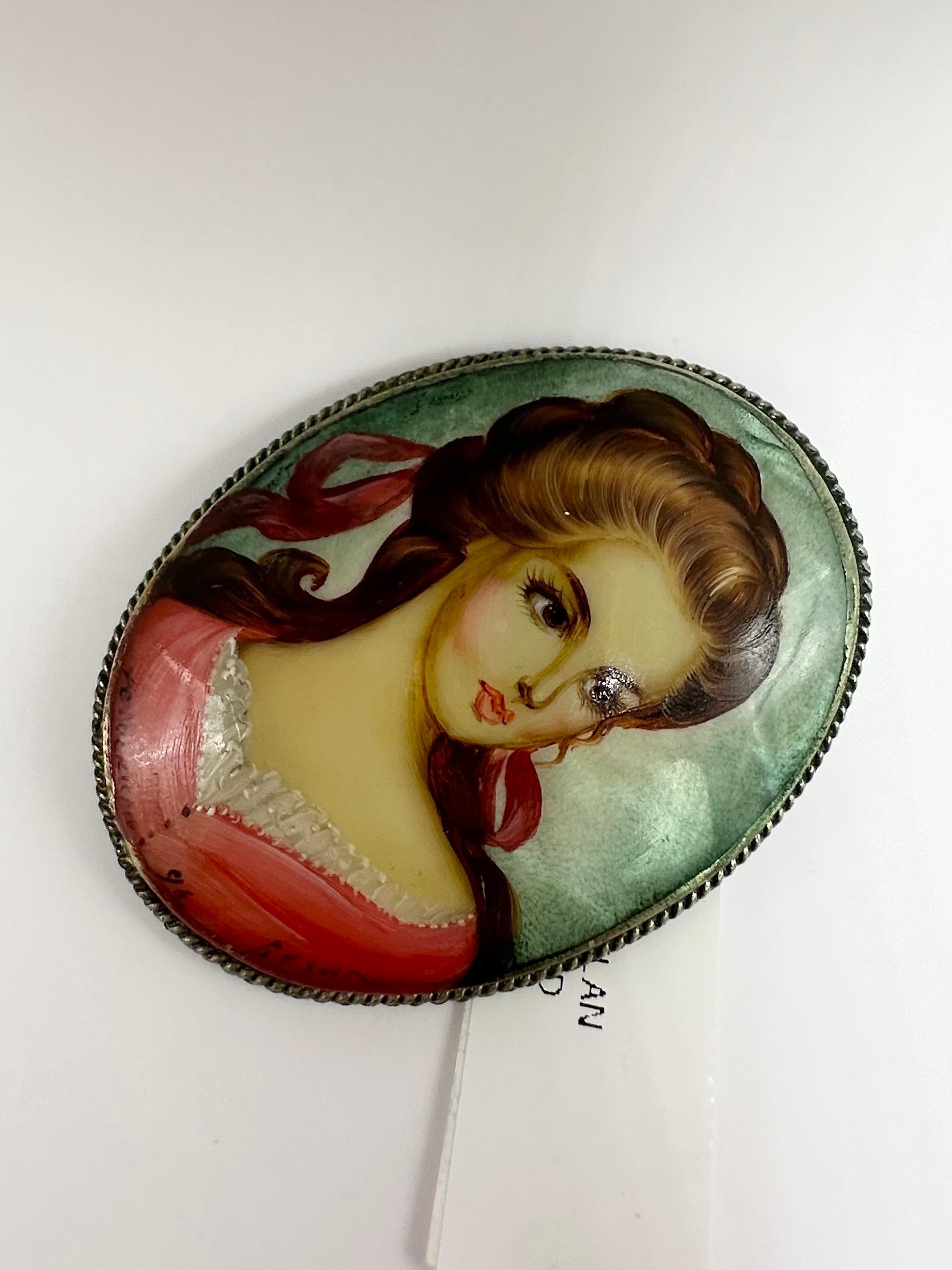 Silver brooch painted with oil European In Excellent Condition For Sale In Boca Raton, FL