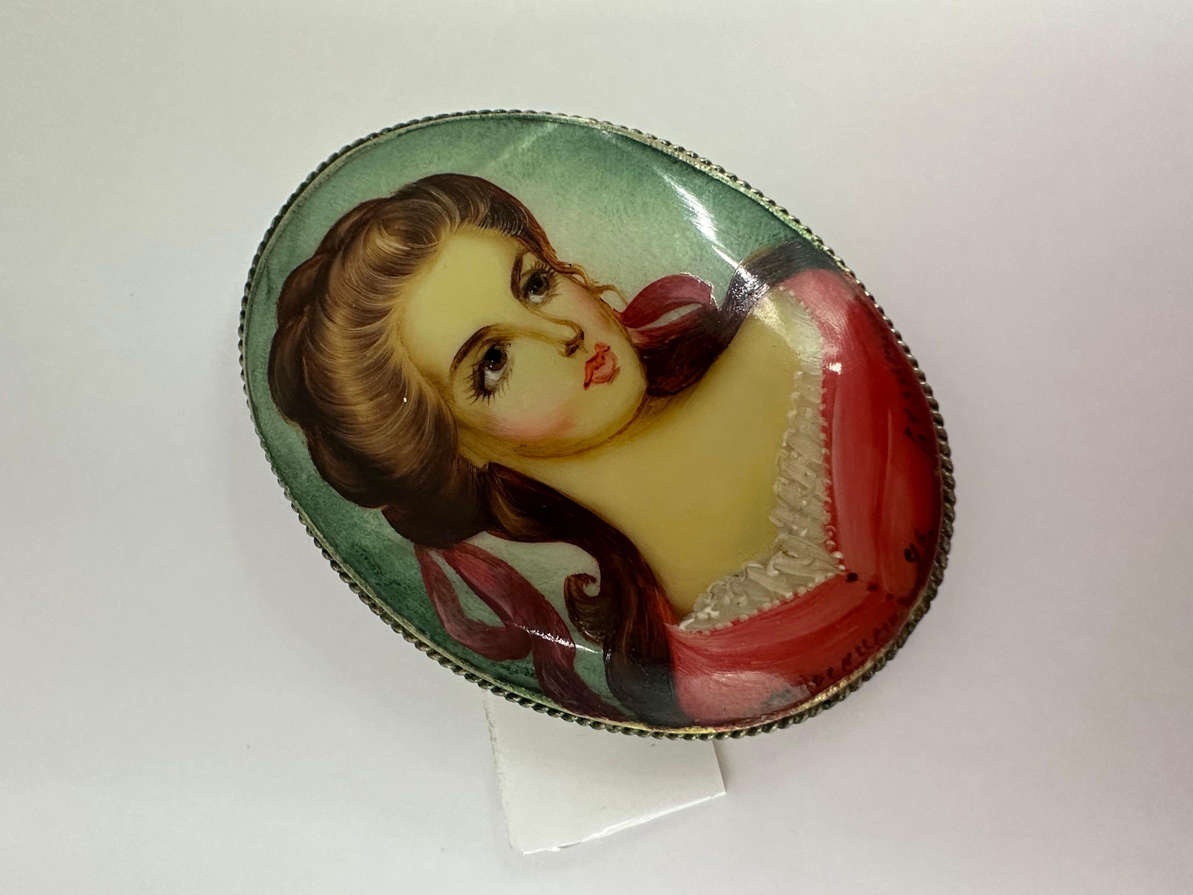 Women's or Men's Silver brooch painted with oil European For Sale