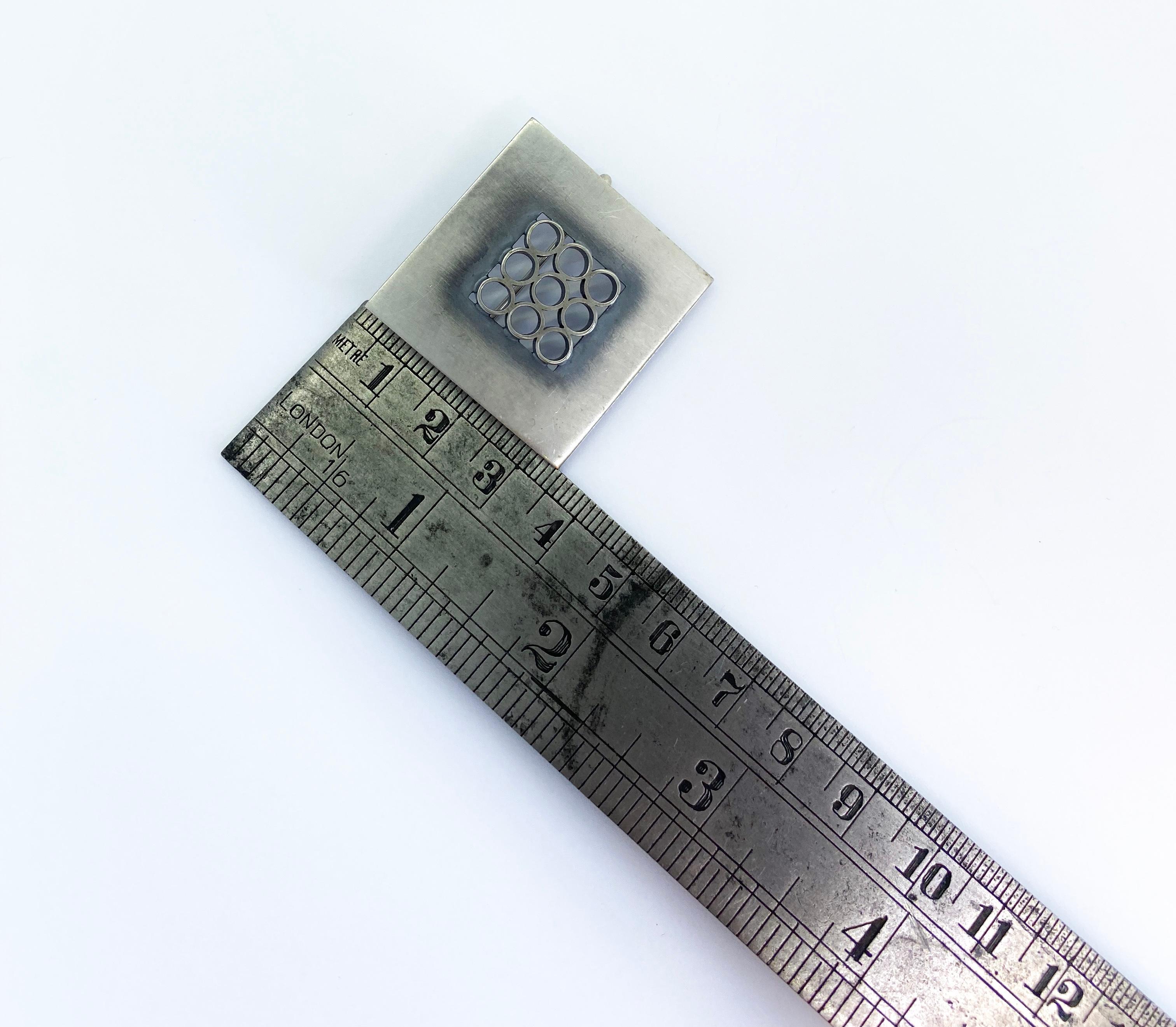 Spilla d'argento Väinö Hamara Helsinki Finlandia 1965
Fatto a mano 1965 Helsinki Finlandia
Väinö Hamara (1907-1964), maestro orafo. Ha anche studiato e poi insegnato alla School of Art and Design. Ha fondato la sua azienda nel 1933, prima di allora