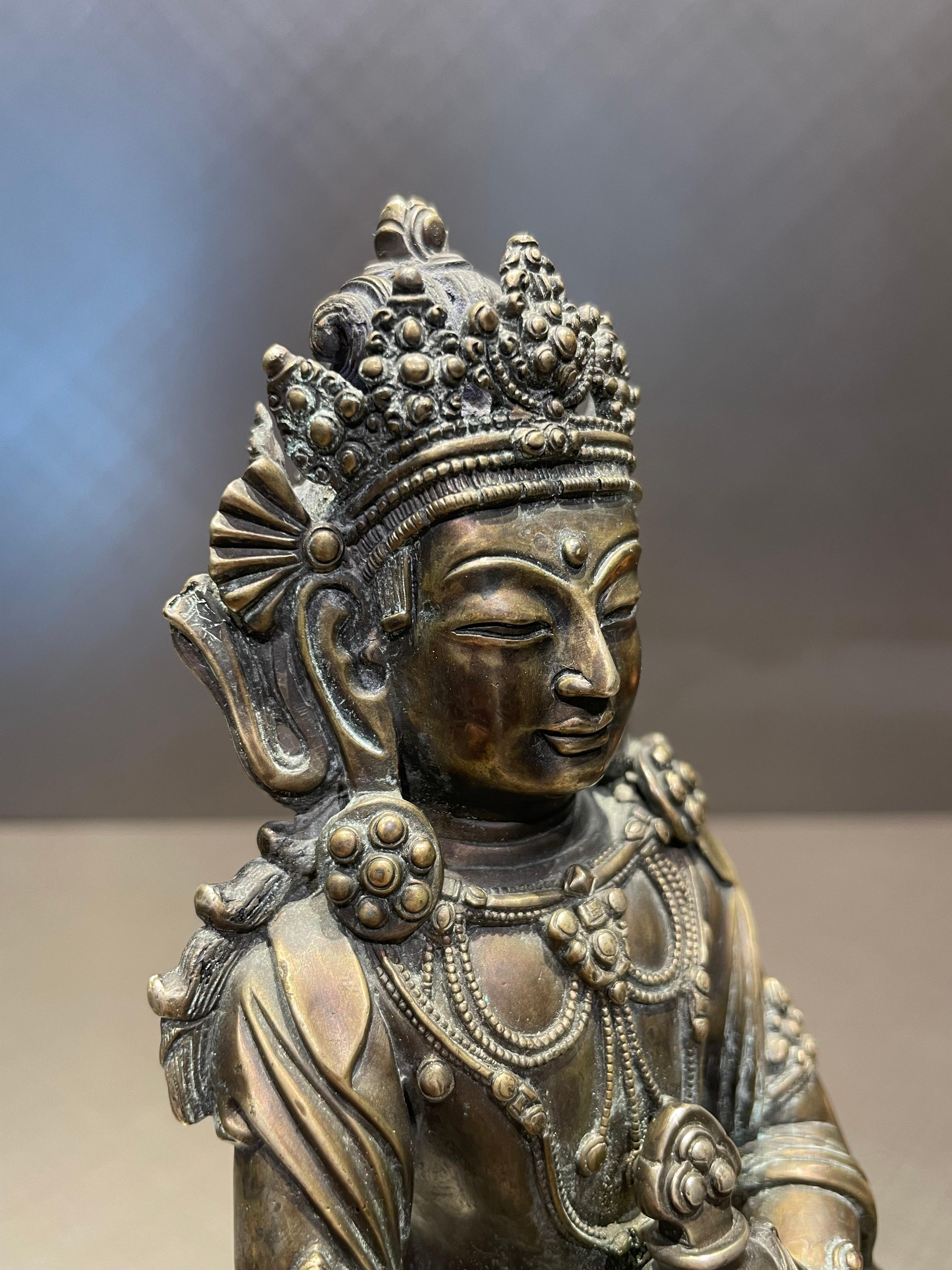 Silberne buddhistische Statue mit  Vergoldeter Lotus-Ständer aus Bronze (Ming-Dynastie) im Angebot