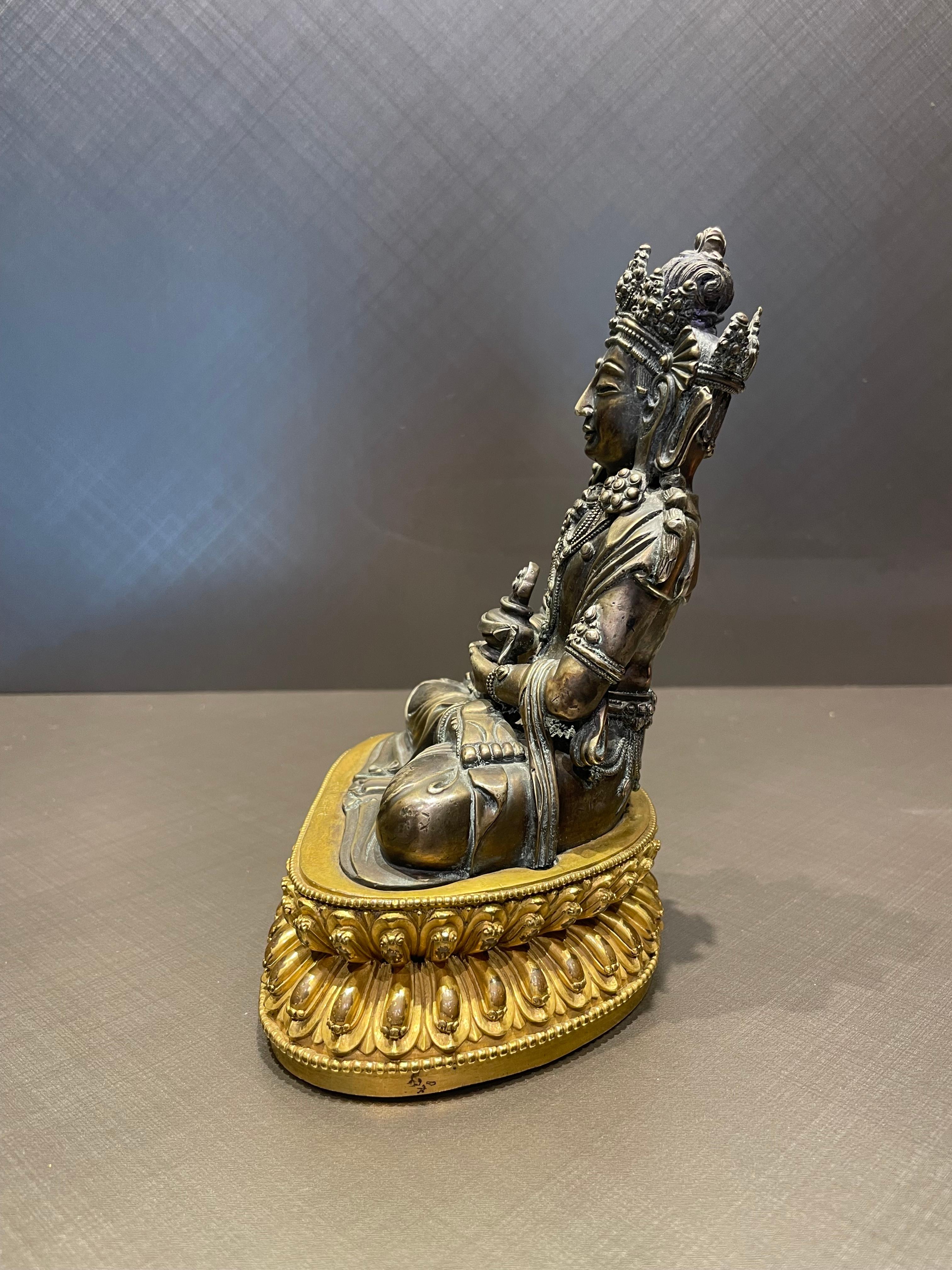 Silberne buddhistische Statue mit  Vergoldeter Lotus-Ständer aus Bronze (Chinesisch) im Angebot
