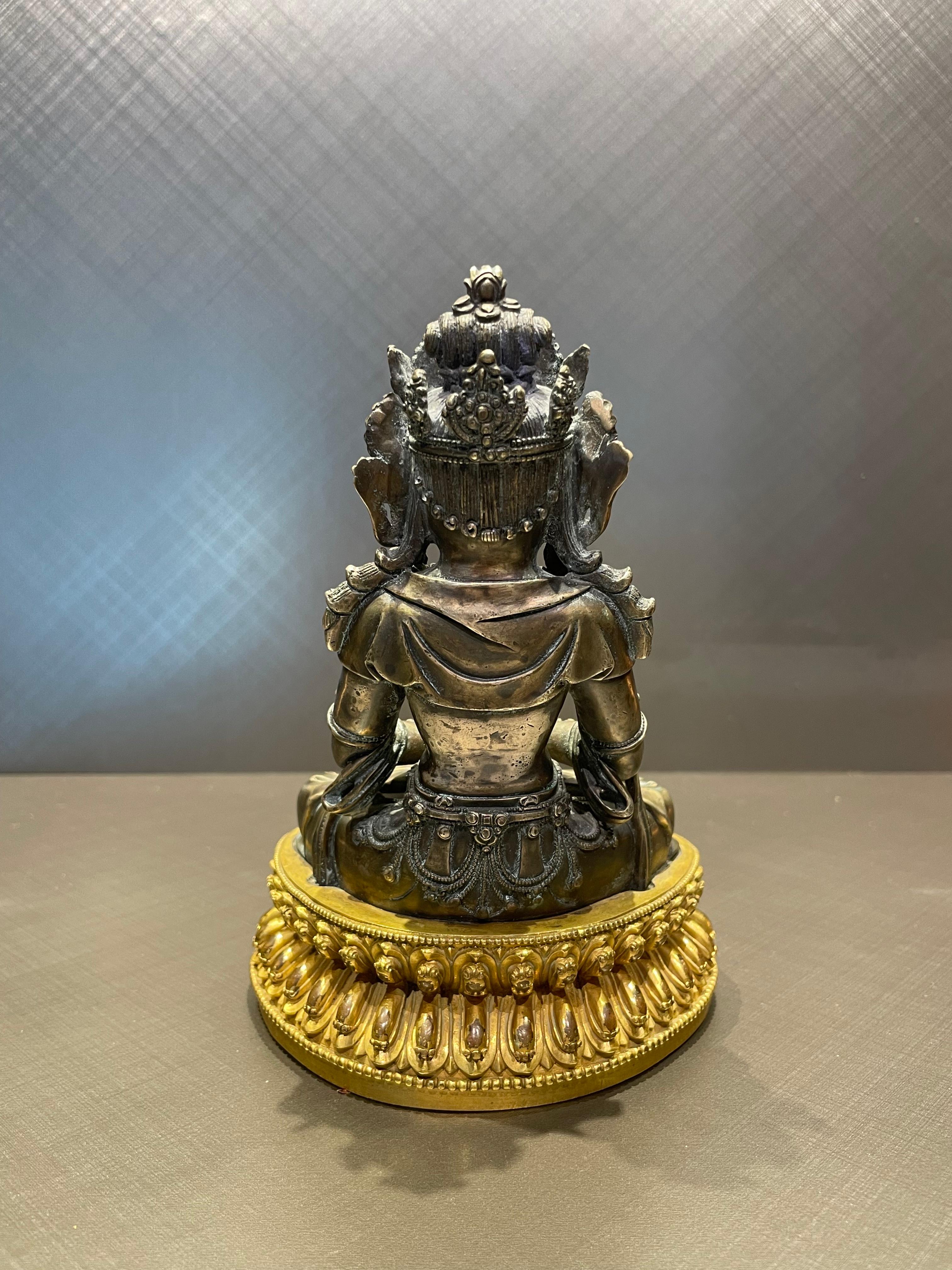 Silberne buddhistische Statue mit  Vergoldeter Lotus-Ständer aus Bronze im Zustand „Gut“ im Angebot in Chuo-ku, Tokyo