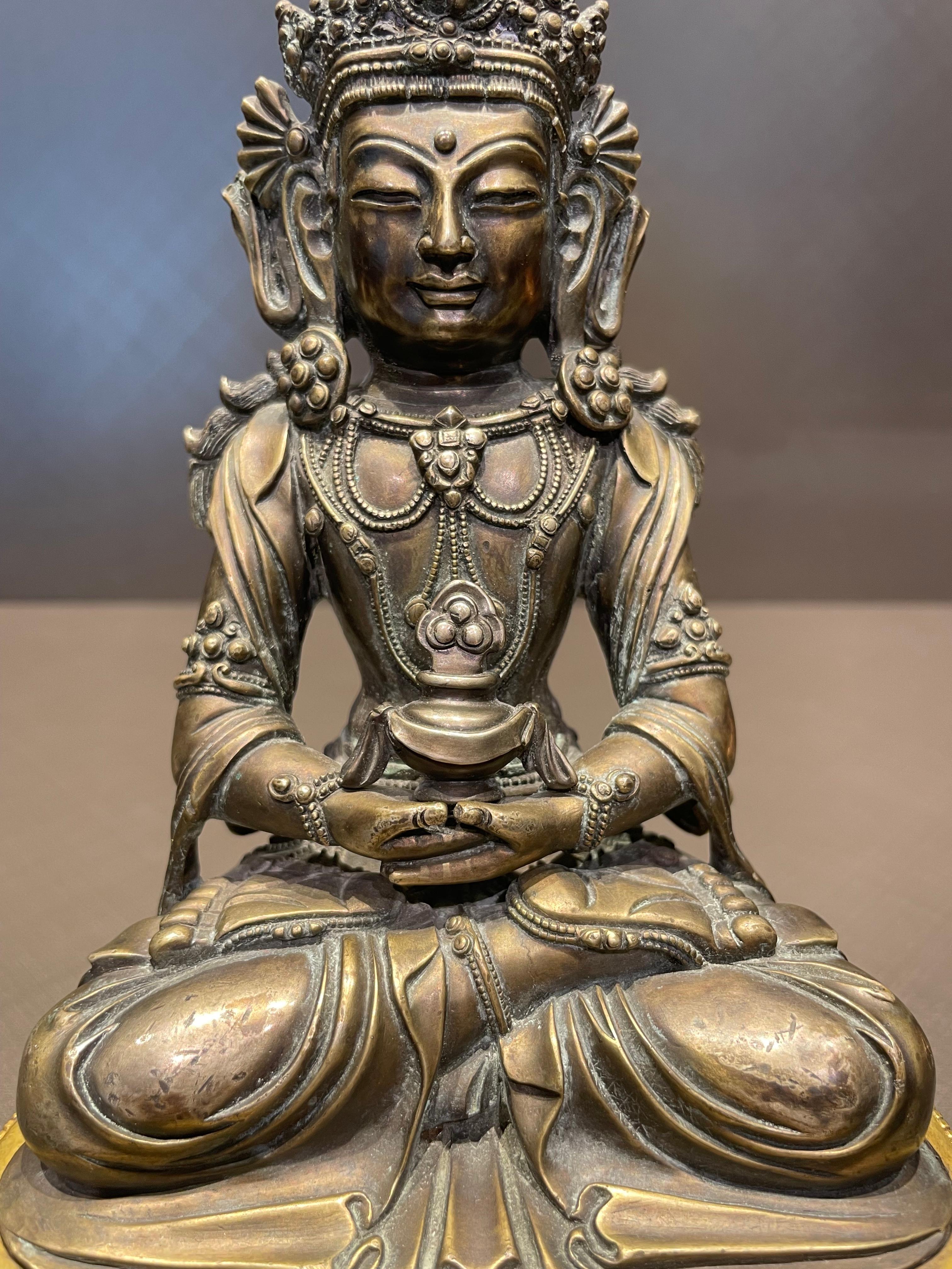 Silberne buddhistische Statue mit  Vergoldeter Lotus-Ständer aus Bronze im Angebot 1