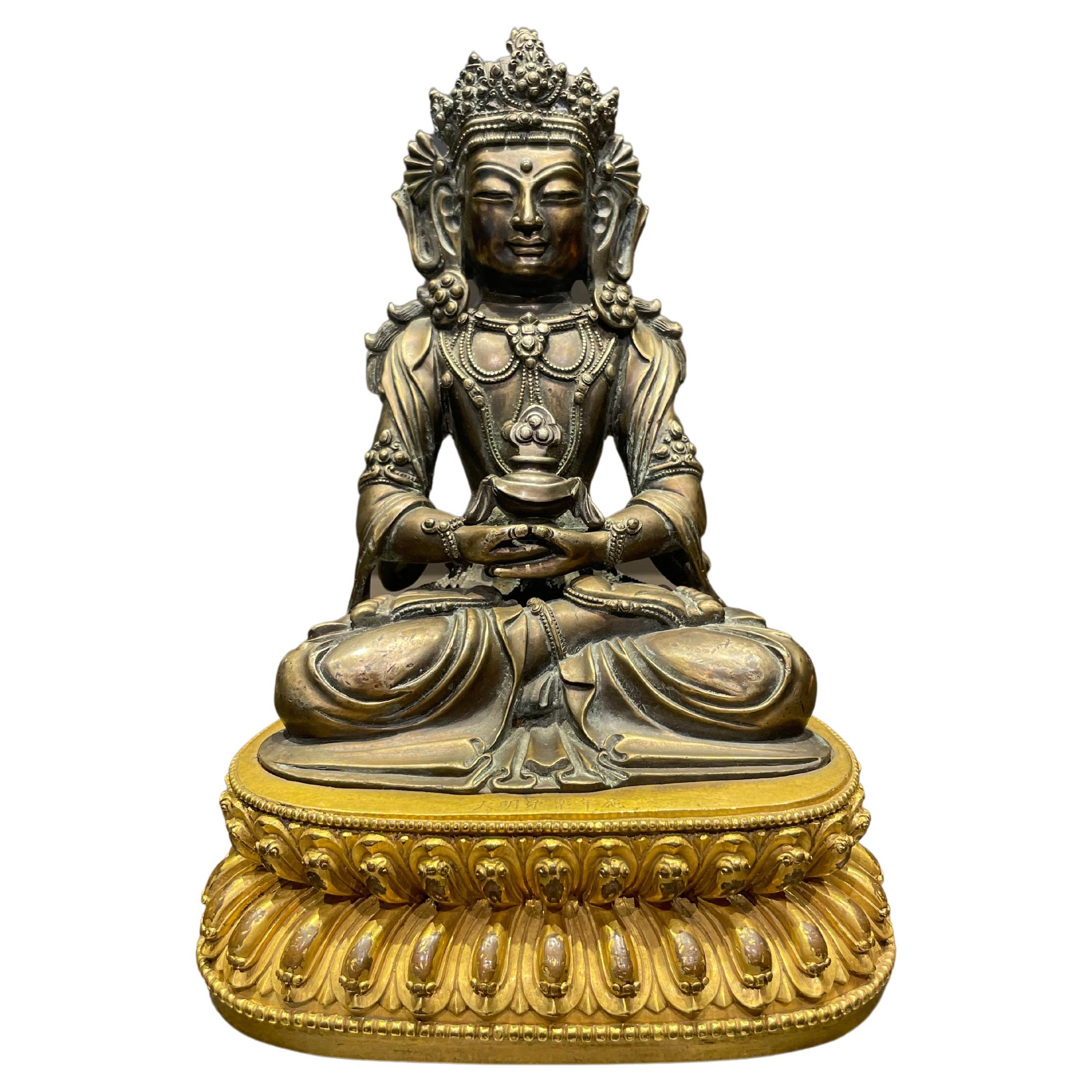 Silberne buddhistische Statue mit  Vergoldeter Lotus-Ständer aus Bronze im Angebot