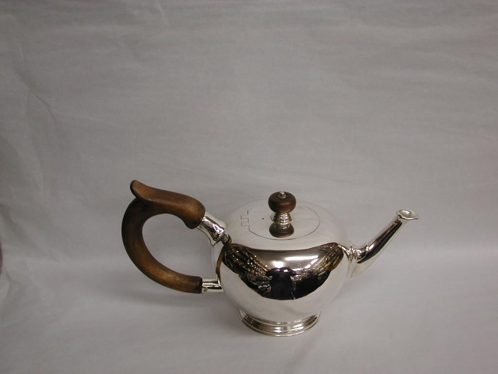 Silver bullet teapot, George 11 style, dated 1975, Rodney Pettitt, London Assay
Heavy gauge silver teapot, handmade with every attention to detail.
It has a cast spout, which has a hand pierced internal grill at the end.
The hinge is flush with