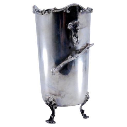 Cache-pot d
argento con angeli e poggiato su tre piedi in vendita