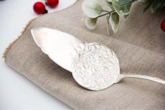 Spatola per dolci in argento con rilievi e manico con applicazioni in filigrana