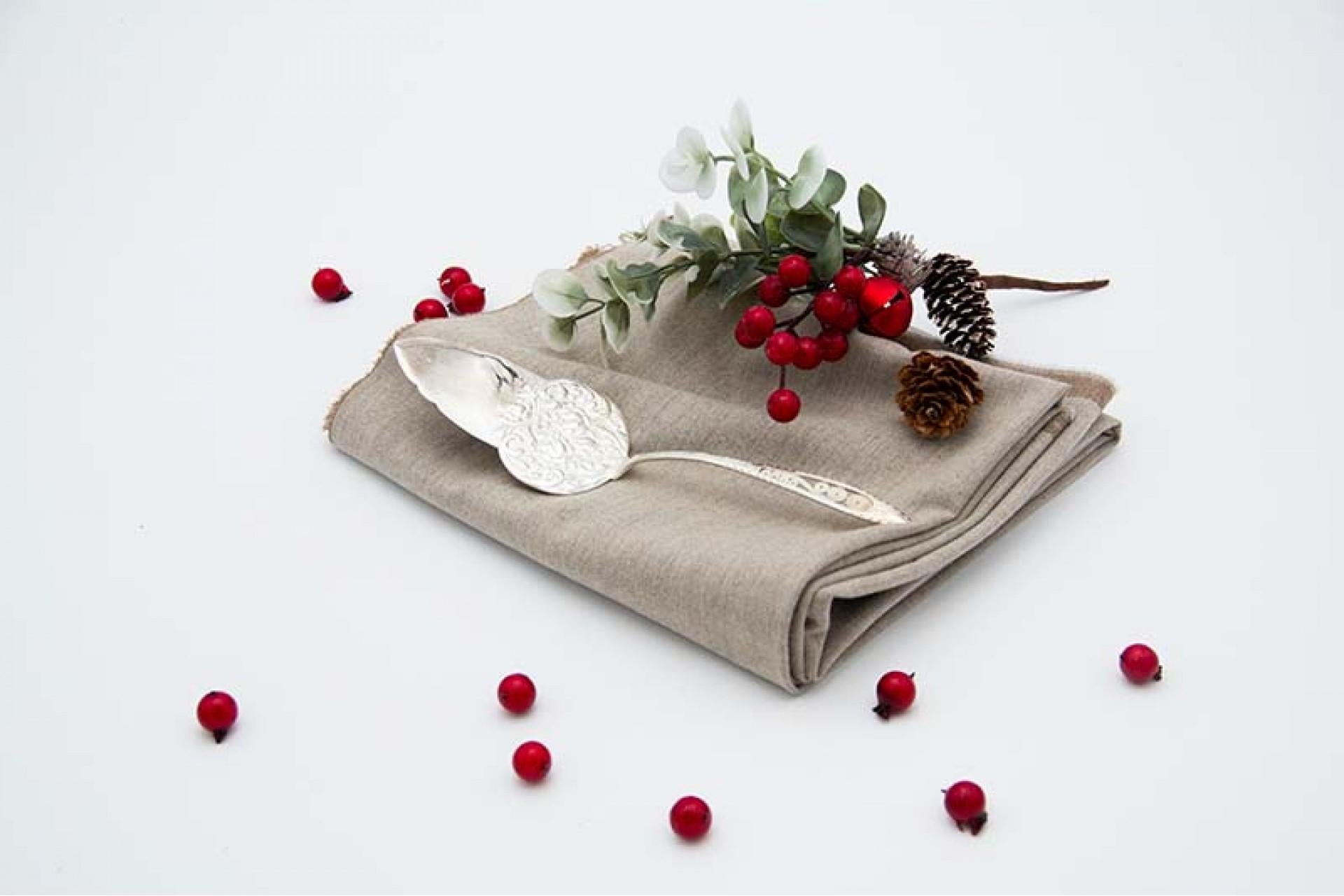 Silver cake serving spatula with reliefs and a handle with filigree applications For Sale