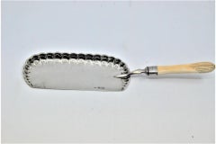 Silver cake spatula with wavy edge and bone handle, Victorian period