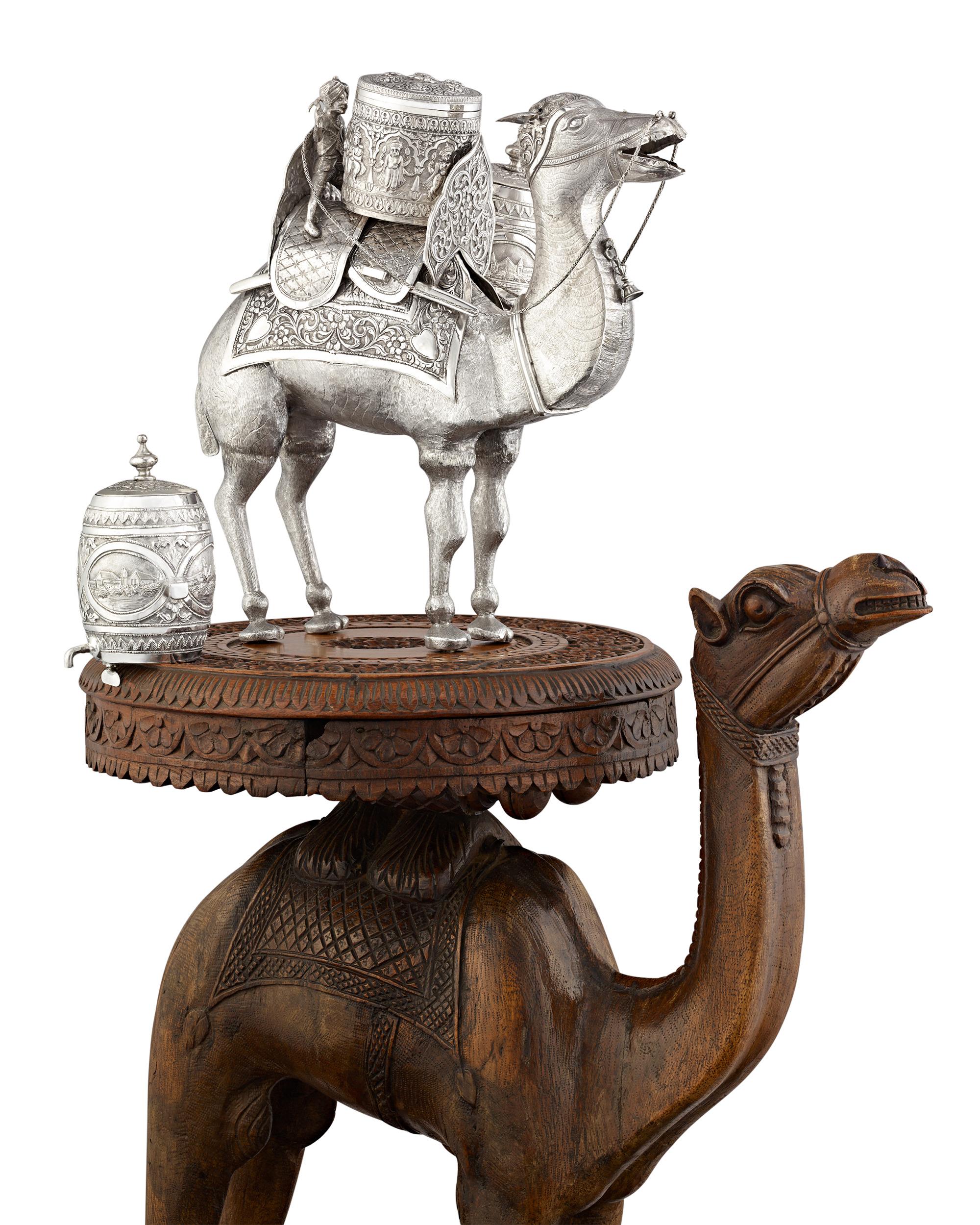 Silberne Kamel-Teekanne und geschnitzter Tisch (Indisch) im Angebot