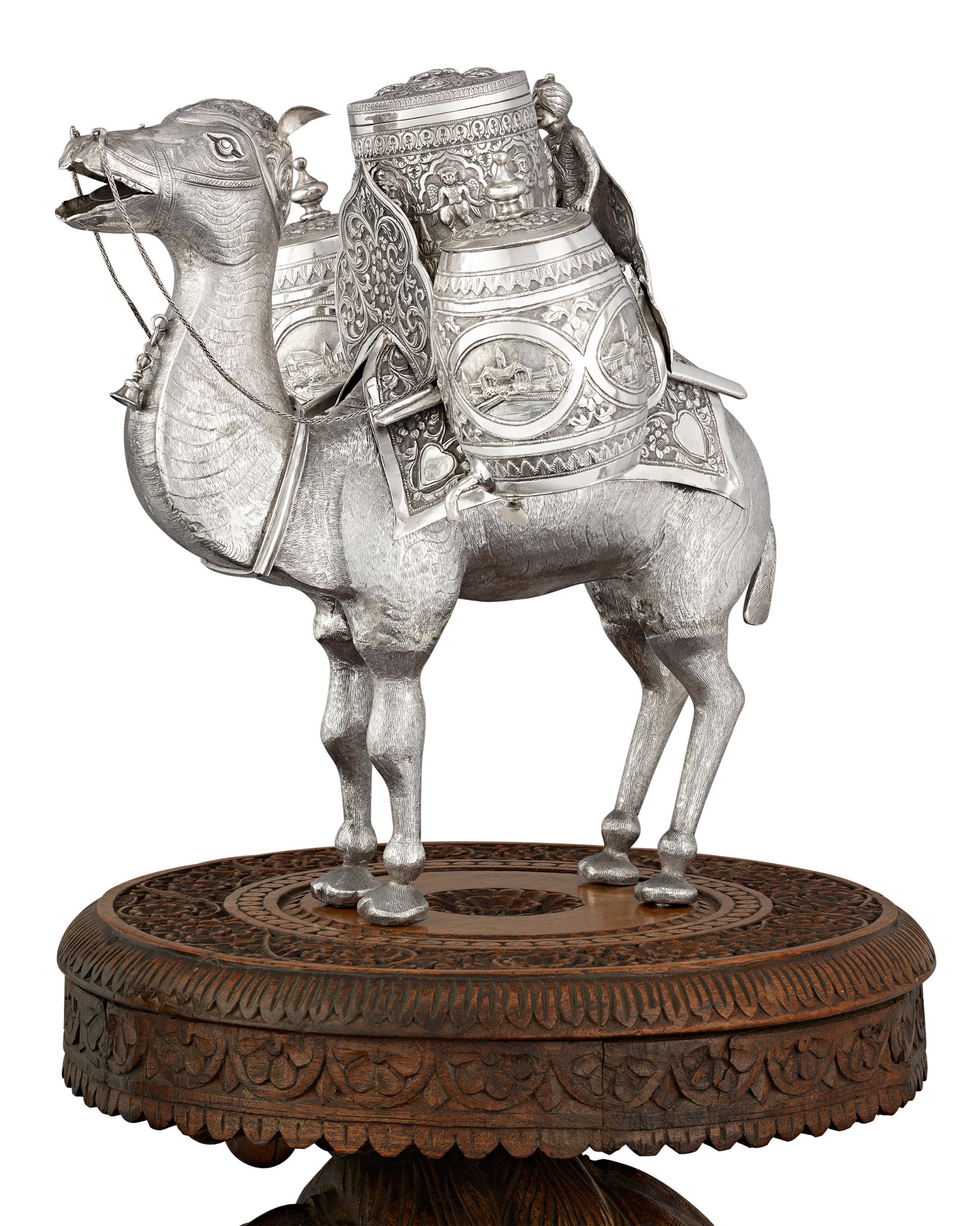 Silberne Kamel-Teekanne und geschnitzter Tisch im Zustand „Gut“ im Angebot in New Orleans, LA