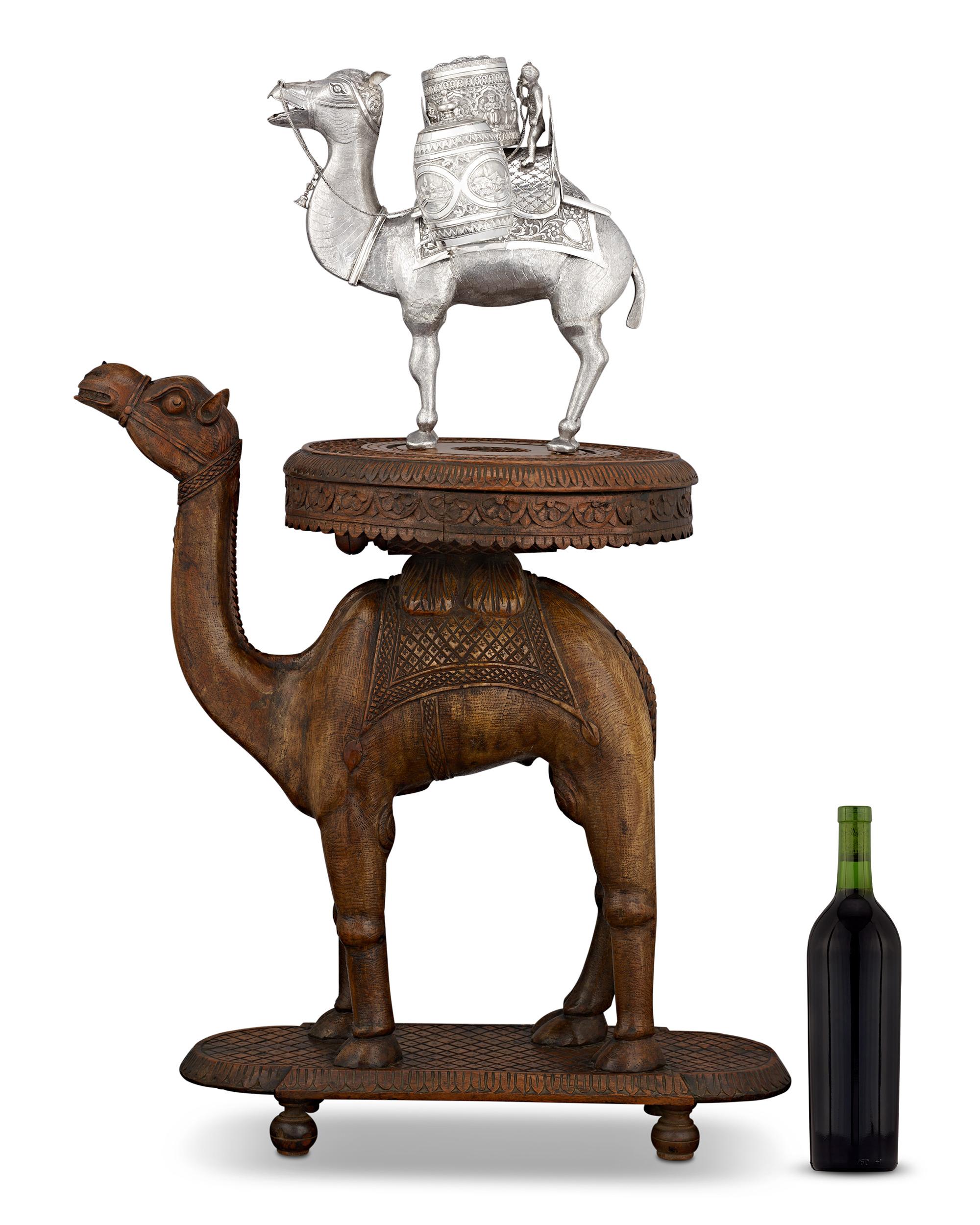 Silberne Kamel-Teekanne und geschnitzter Tisch (19. Jahrhundert) im Angebot