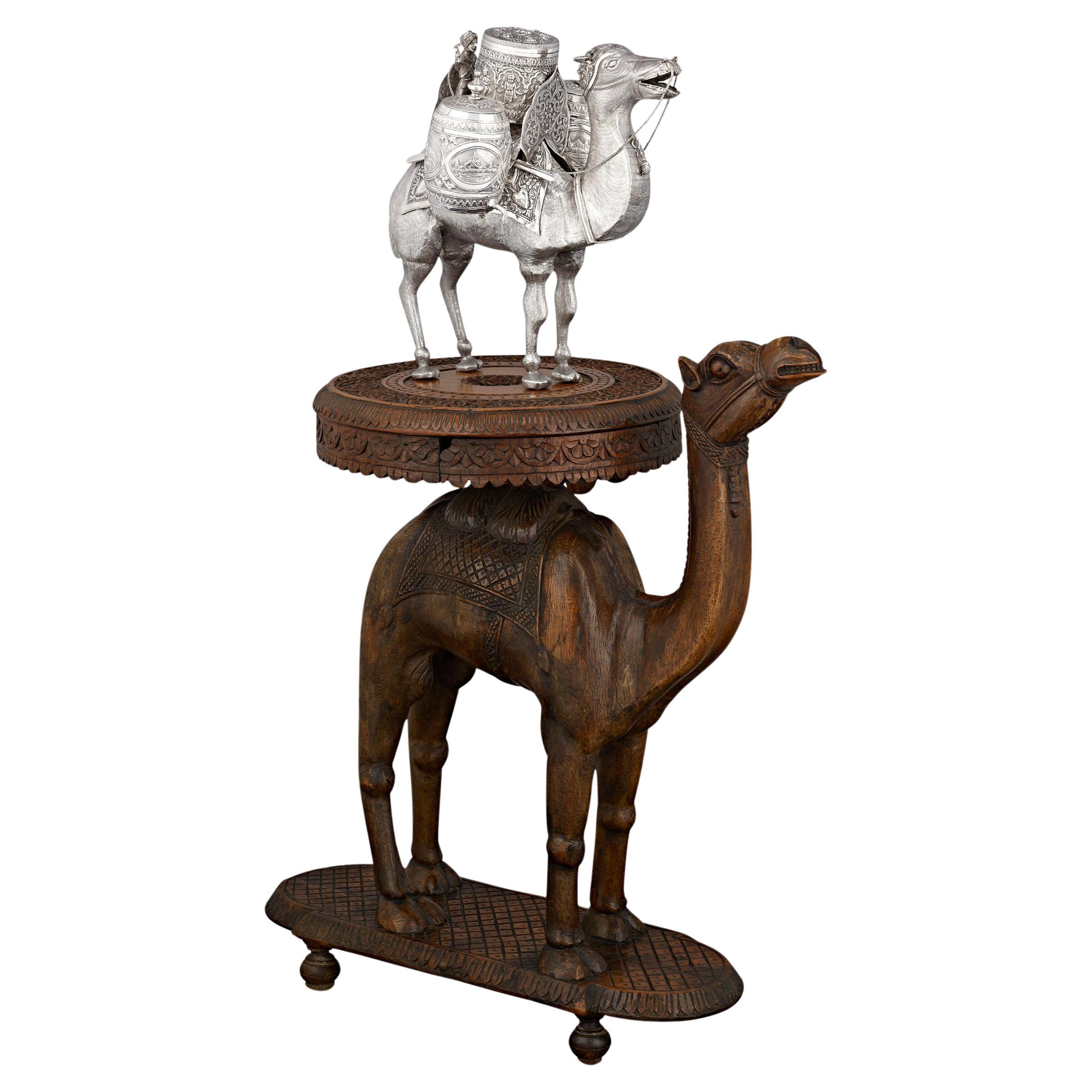 Silberne Kamel-Teekanne und geschnitzter Tisch im Angebot