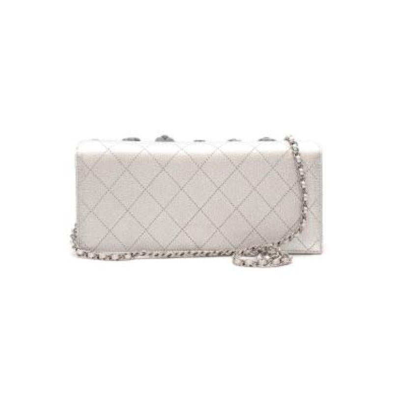 Silberne Clutch mit Kamelienverzierung im Zustand „Hervorragend“ im Angebot in London, GB