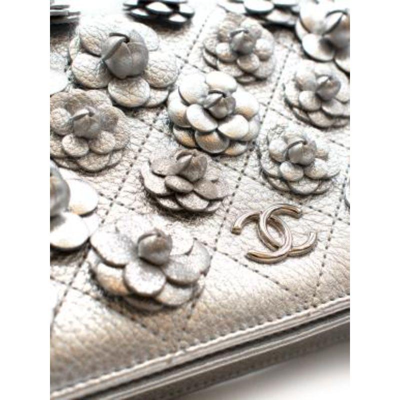 Silberne Clutch mit Kamelienverzierung im Angebot 2