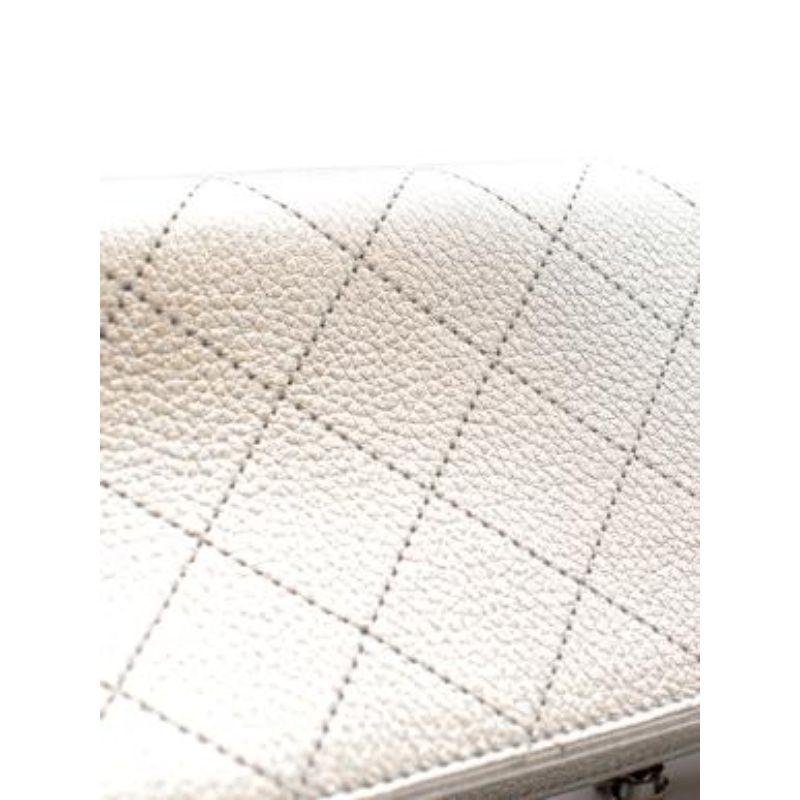 Silberne Clutch mit Kamelienverzierung im Angebot 3