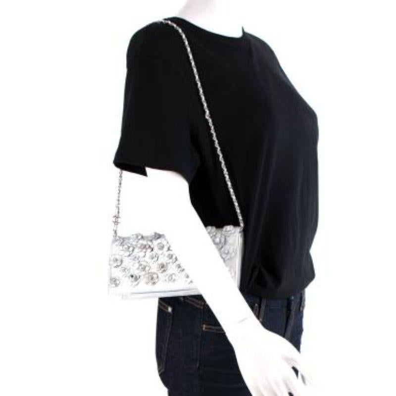 Silberne Clutch mit Kamelienverzierung im Angebot 5
