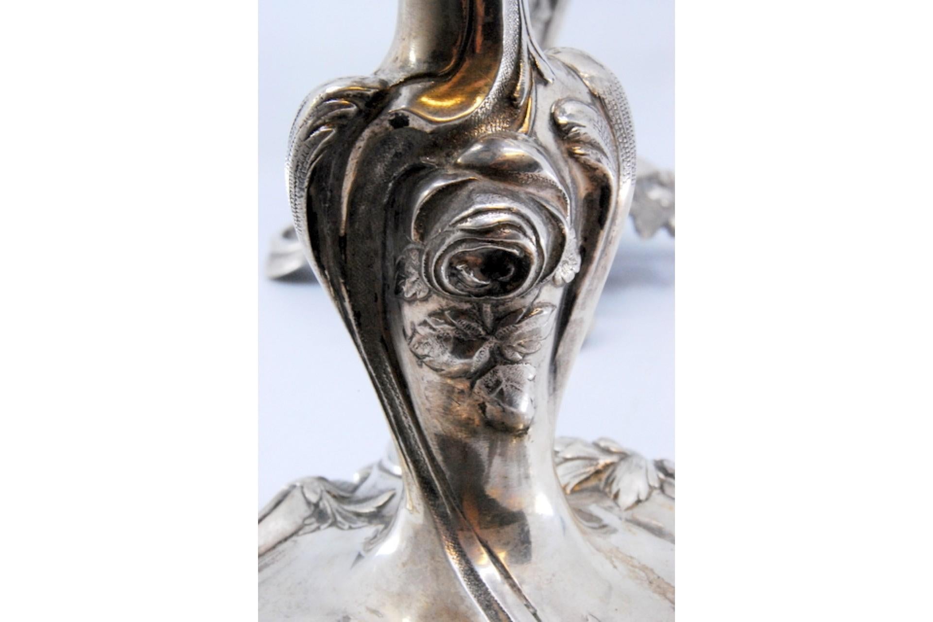 Silver candelabra with three arms and tulip holders on cut-out bases In Good Condition For Sale In Porto, PT