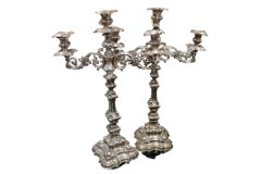 Silberne Kandelaber mit Reliefs und Applikationen auf Perlmuttsockeln mit Farbverlauf