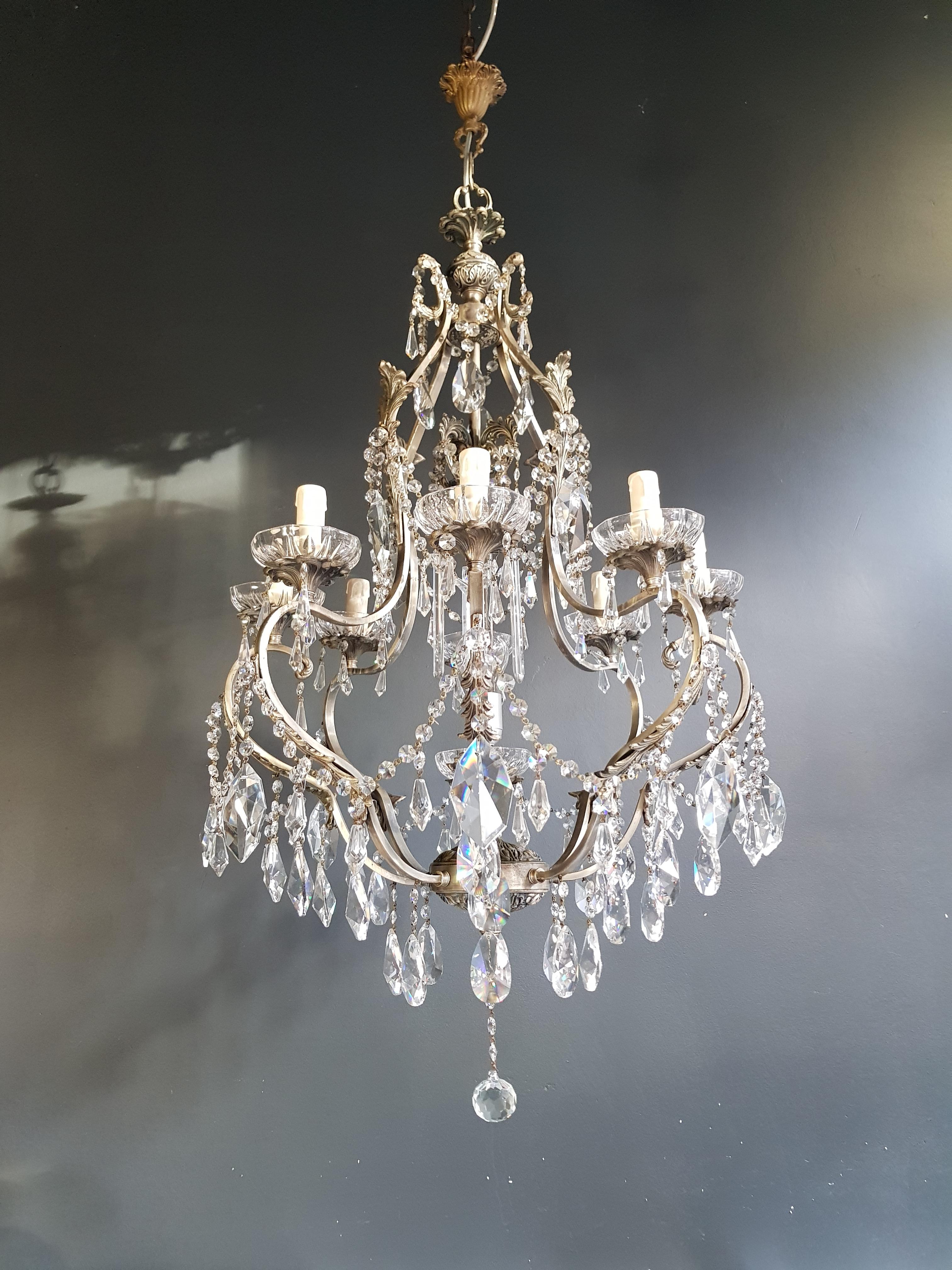 Original preserved chandelier, circa 1950. Cabling and sockets completely renewed. Crystal hand knotted
Measures: Total height: 130 cm, height without chain: 95 cm, diameter 60 cm, weight (approximately) 13 kg.

Number of lights: 9 light bulub