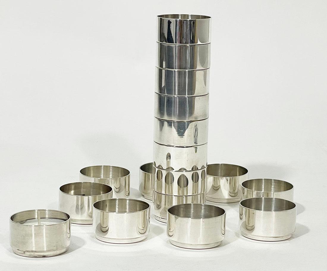 Bougeoirs en argent

Dix-sept bougeoirs en argent pur 925/000. Les supports sont empilables et ont une base ouverte. Les bougies sont placées dans des supports en aluminium. Les supports sont marqués sur la base. Ils mesurent 2,3 cm de haut et 4,2