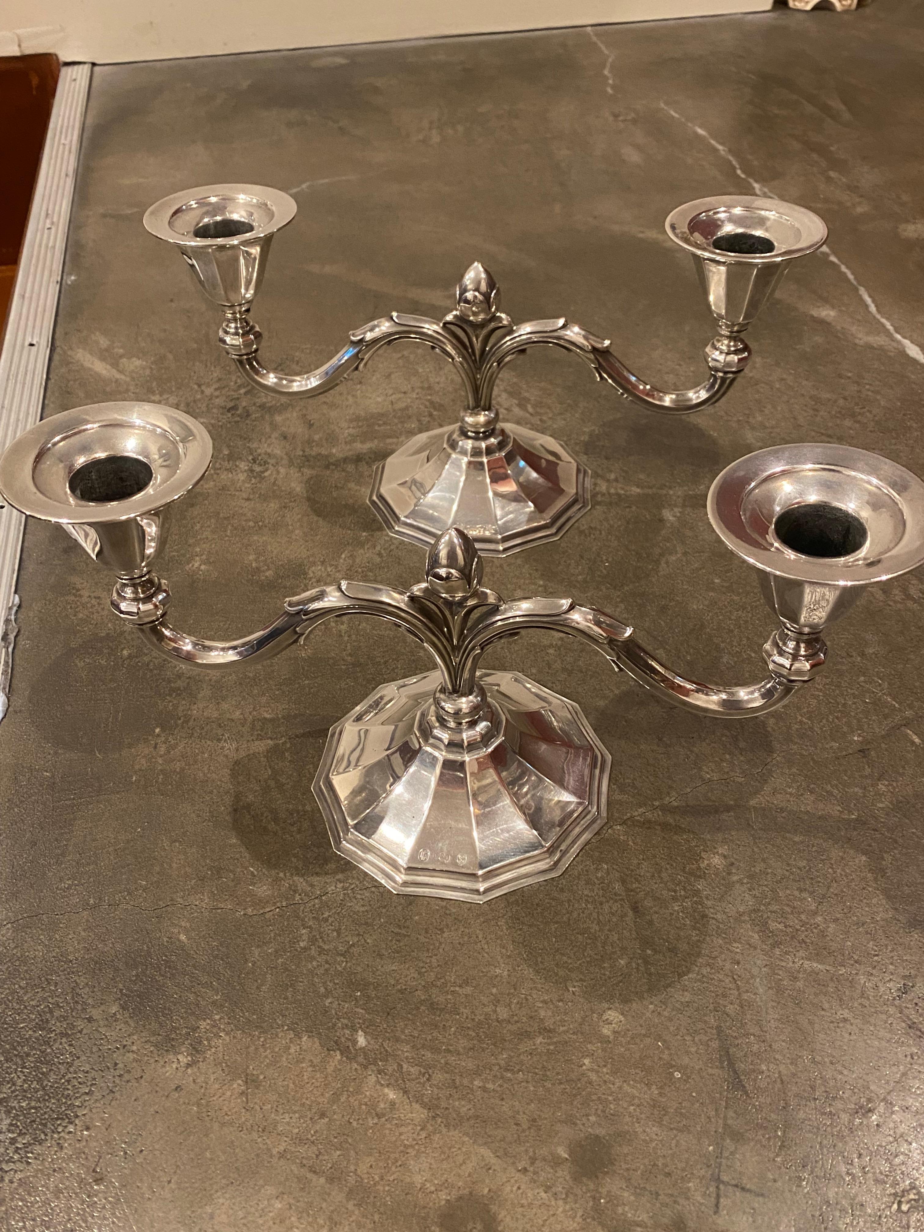 Reperti come questi candelabri in argento
dall'argentiere danese Carl M. Cohr, 
Maestro del saggio - Johannes Siggaard
sono rari (soprattutto in condizioni così belle)
 
In stile Georg Jensen, 
Ogni candeliere ha 2 bracci finemente dettagliati,
