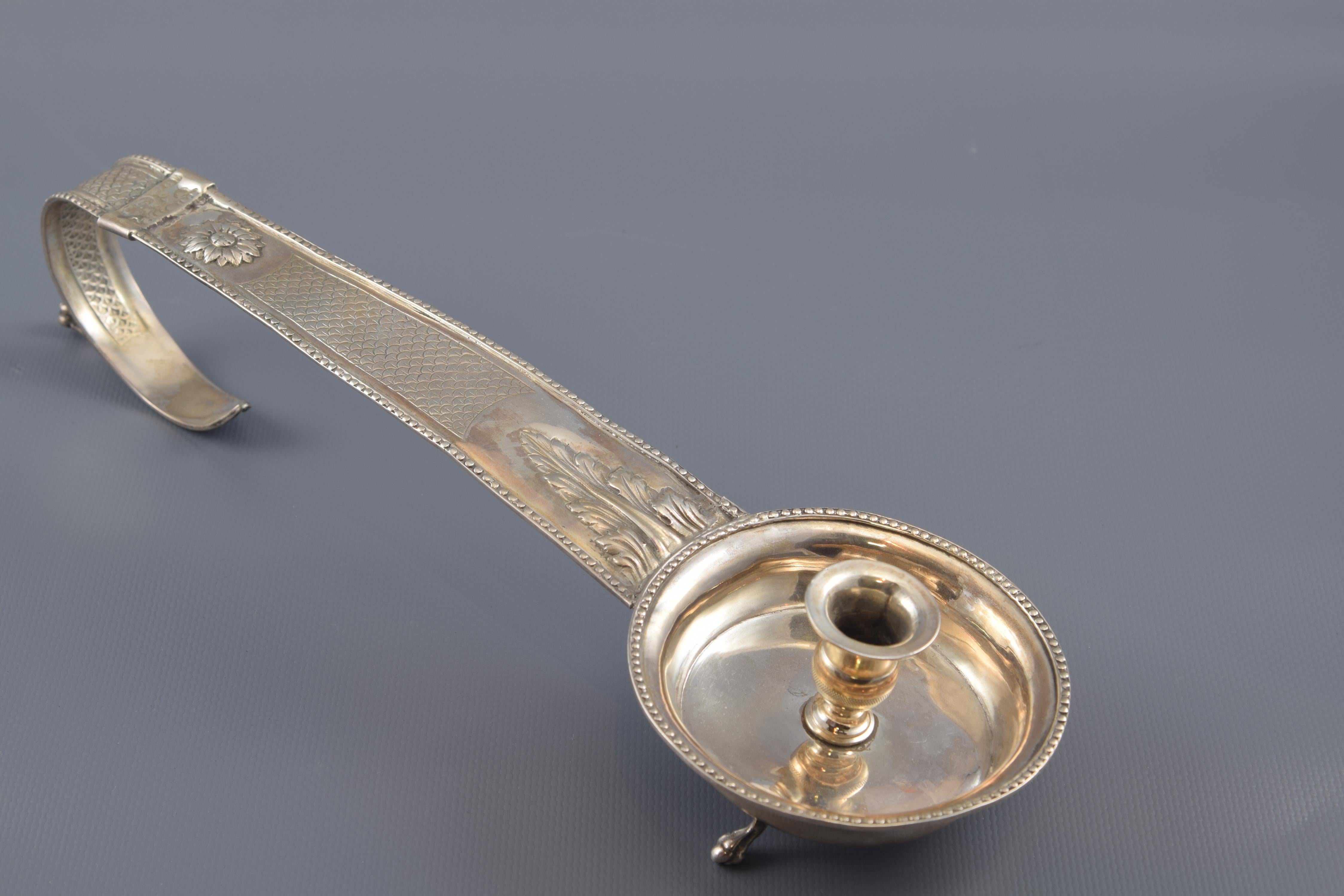 Silver candlestcik or candle holder. Francesc P. Arquer, Barcelona, circa 1825.
With contrast and derisive marks.
Silver candlestick in its color with bowl raised on two small legs and flat handle (curved towards the end, area where the third leg