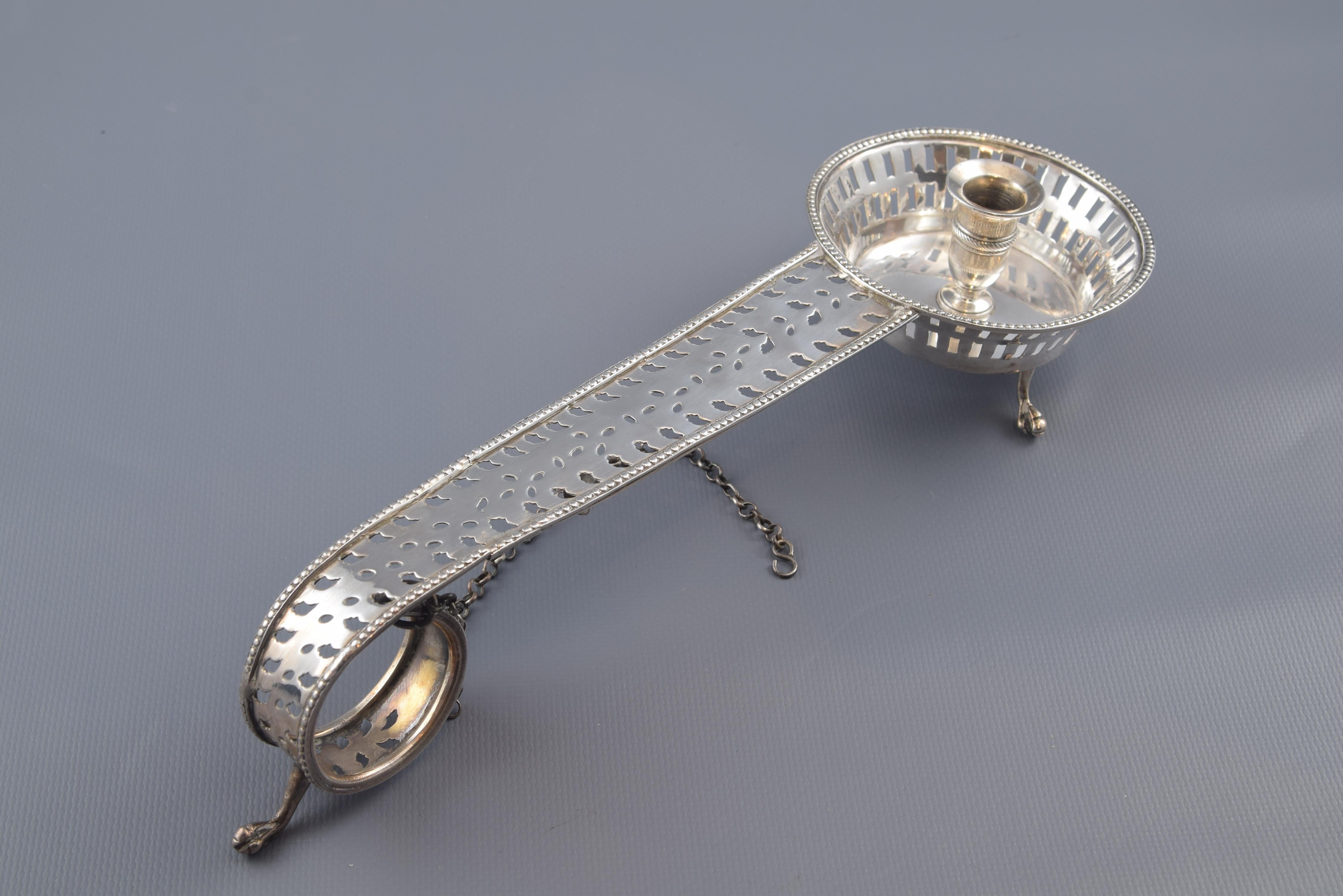 Candlestick with chain. Silver. Francesc P. Arquer, Barcelona, Spain, circa 1825.
With contrast, derisive and proprietary (AS) marks.
Silver candlestick in its color with an openwork bowl on two levels and raised on two small legs (inside which a