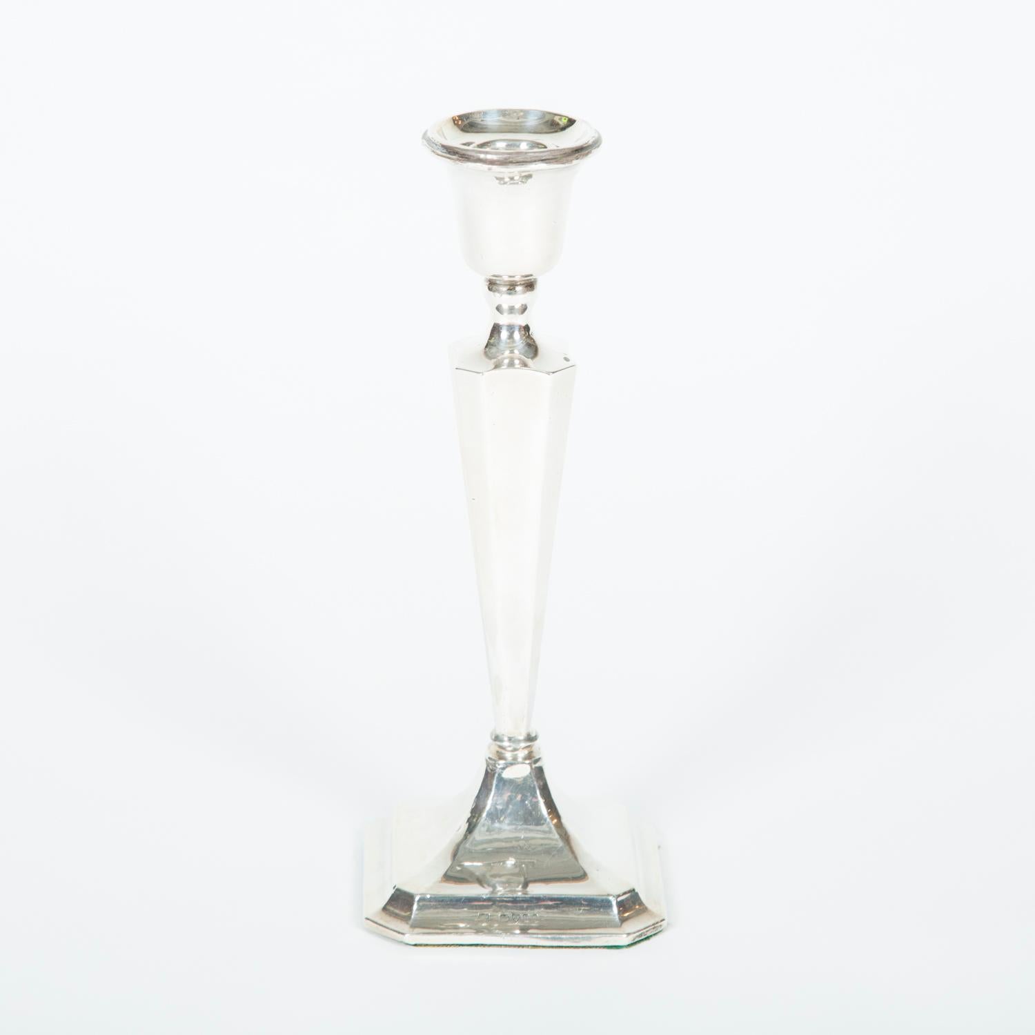 Silver candlestick with Chester hallmarks.

Weight: 500 g.