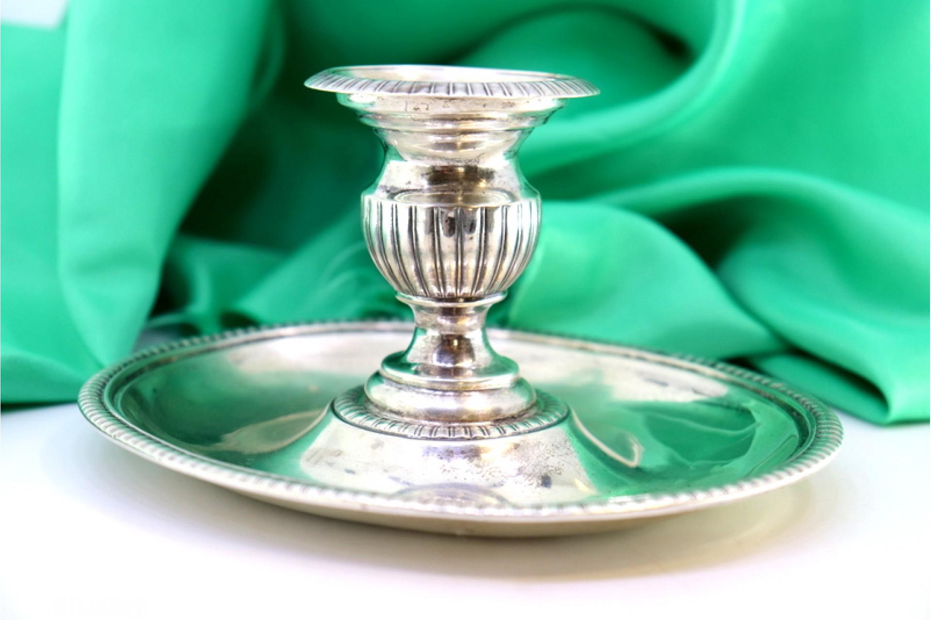 Description: Silver candlestick with elliptical gummed and pearled reliefs. Metal: Silver. Origin: Portugal. Brand: Porto Coroa. Weight: 258.59 grams. Dimensions: 15.5cmx13.5cm. Content: 833/1000. Assay Mark: Yes, from the 15th century to 1885.