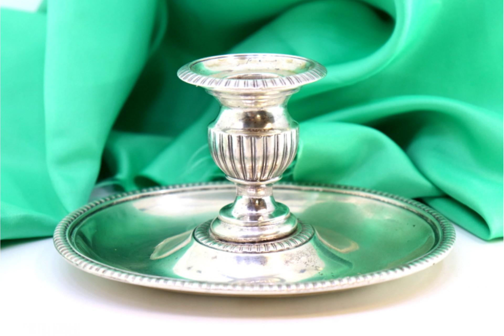 Silver candlestick with elliptical embossed and pearled reliefs For Sale 1