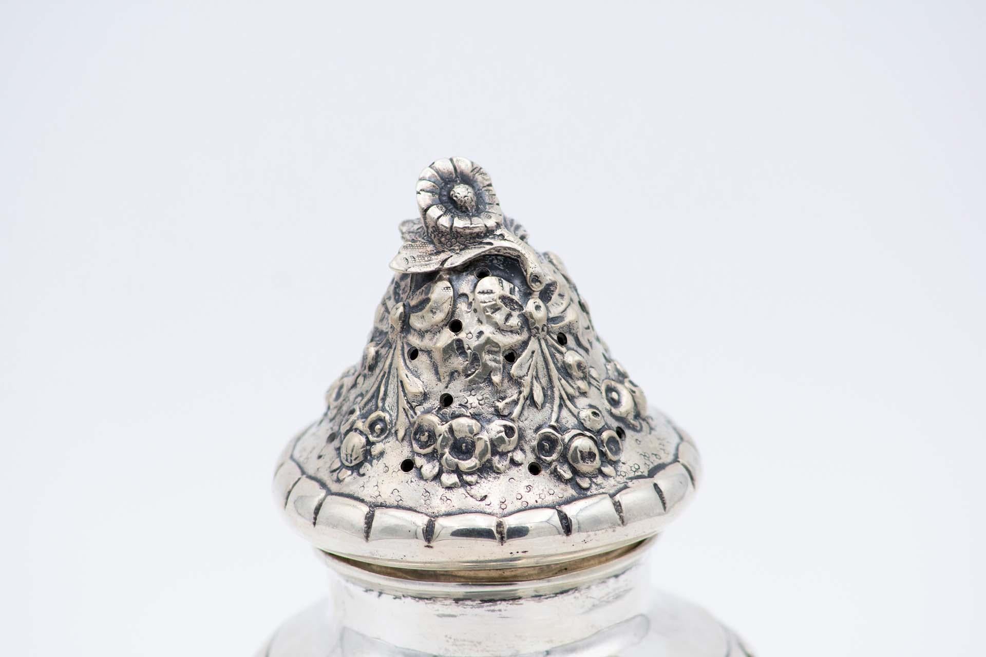 Silver candlestick with floral motifs, bows and four raised engraved feet In Good Condition For Sale In Porto, PT