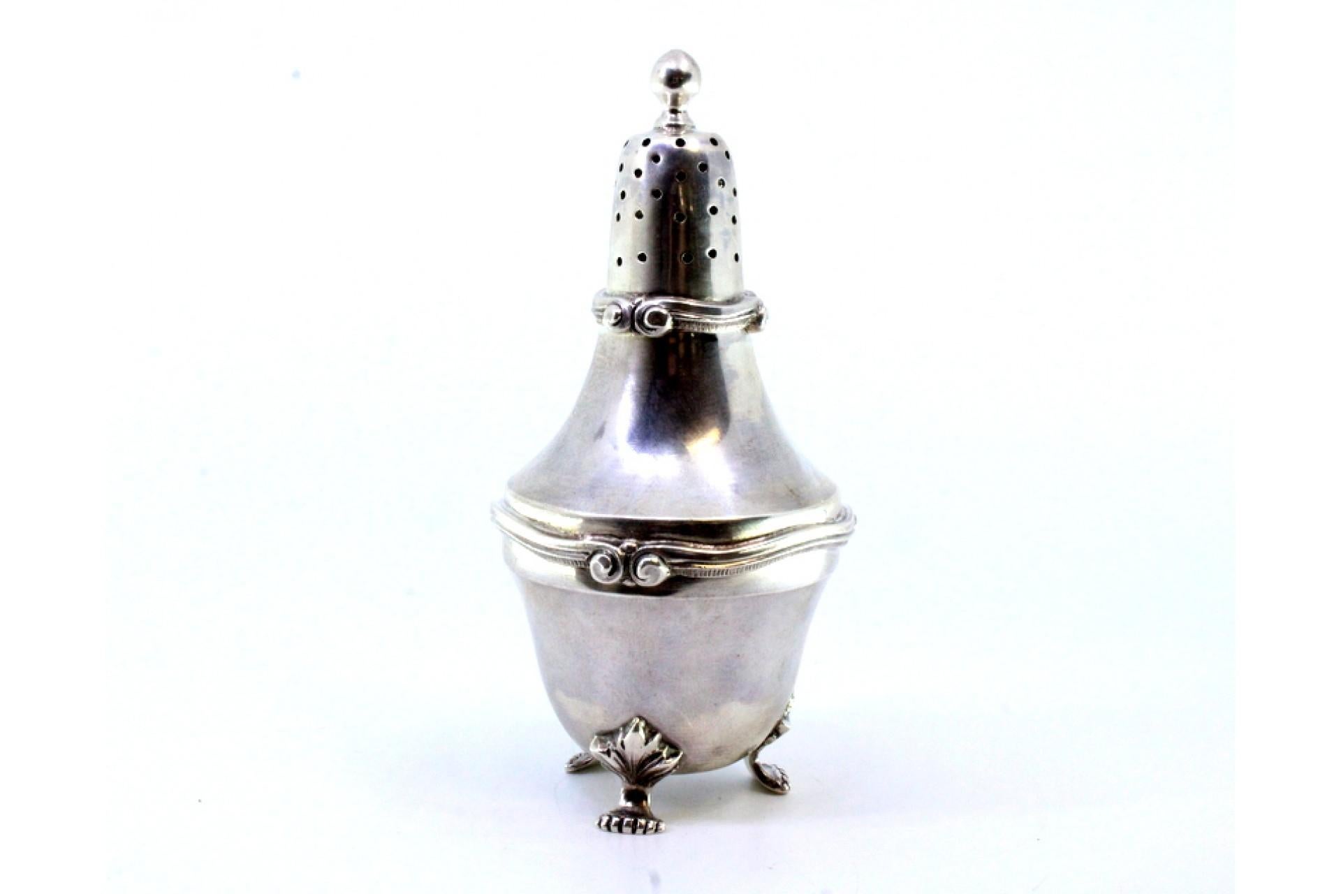 Beschreibung: Silberner Kerzenleuchter mit abnehmbarem Deckelknauf, Fries auf der Einfassung und drei krallenförmigen Füßen. Metall: Silber. Herkunft: Portugiesisch. Zeichen: Stehender Adler - I Titel. Gewicht: 116,78 Gramm. Abmessungen: 4,4 cm x