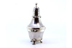 Silberner Kerzenleuchter mit Deckelknauf, Friesen und drei krallenförmigen Füßen