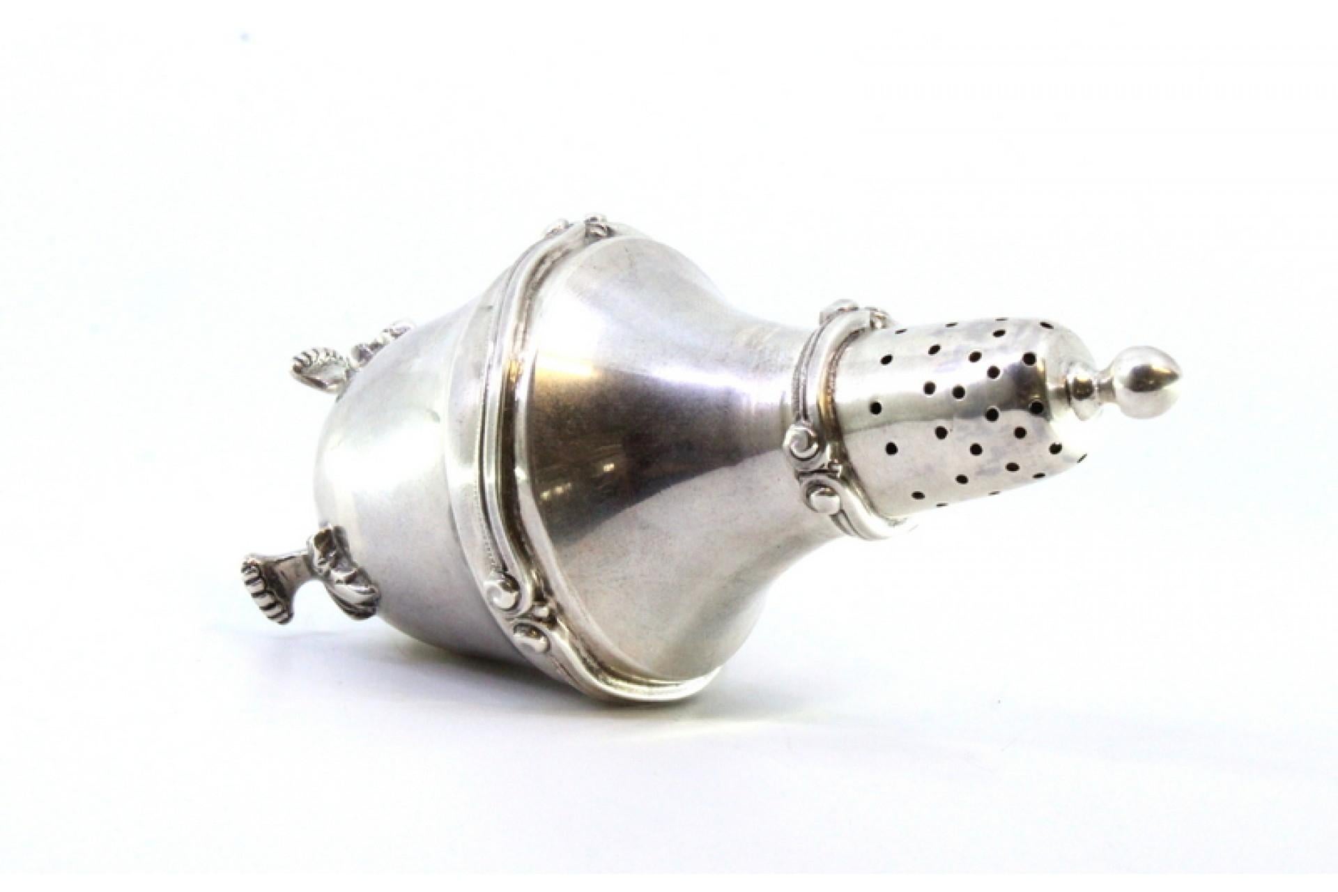 Silver candlestick with lid pommel, friezes and three claw-shaped feet (Europäisch) im Angebot