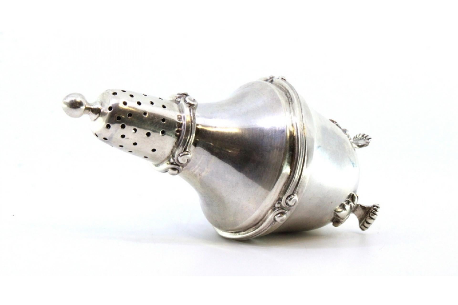 Silver candlestick with lid pommel, friezes and three claw-shaped feet im Zustand „Gut“ im Angebot in Porto, PT