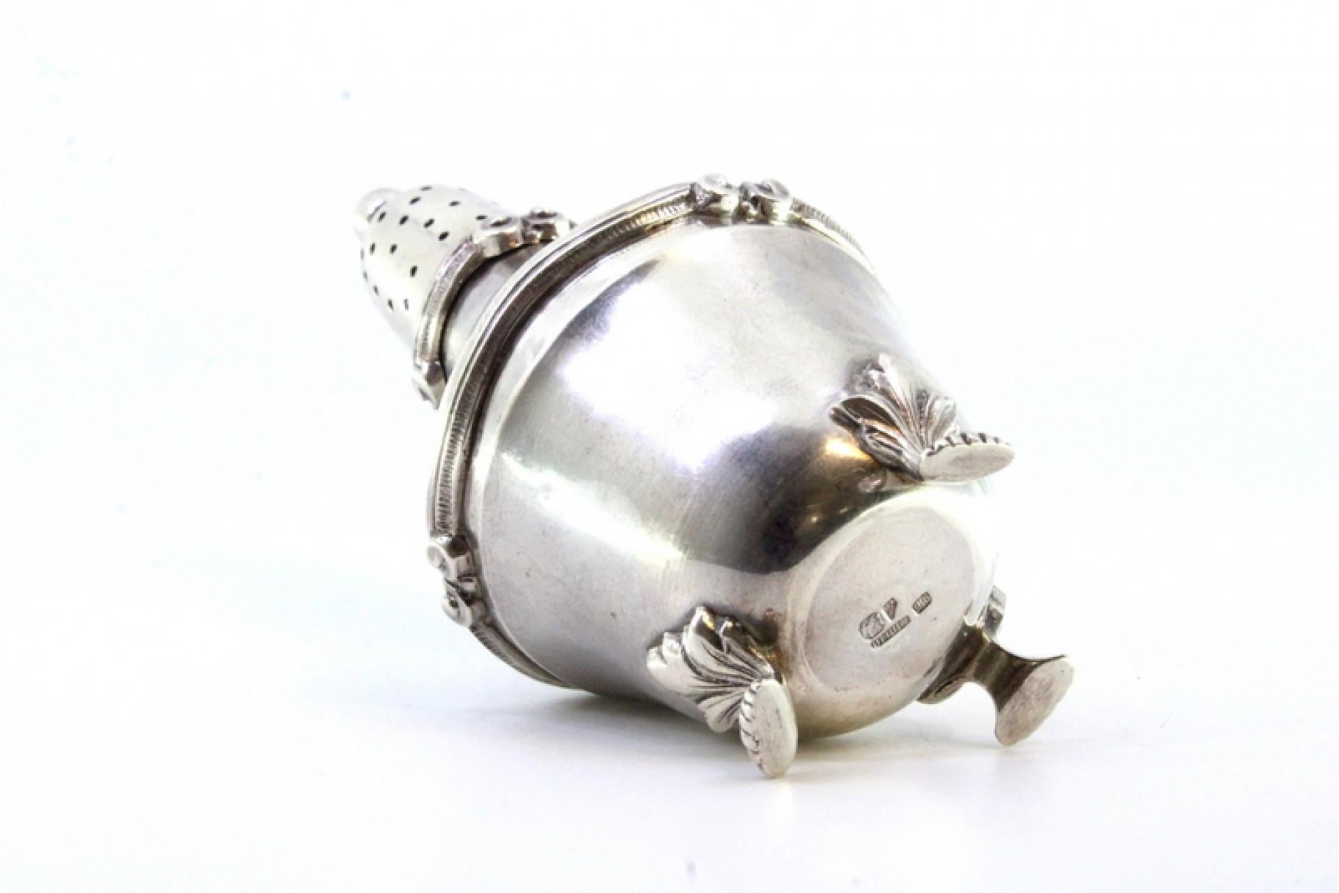 Silver candlestick with lid pommel, friezes and three claw-shaped feet (20. Jahrhundert) im Angebot