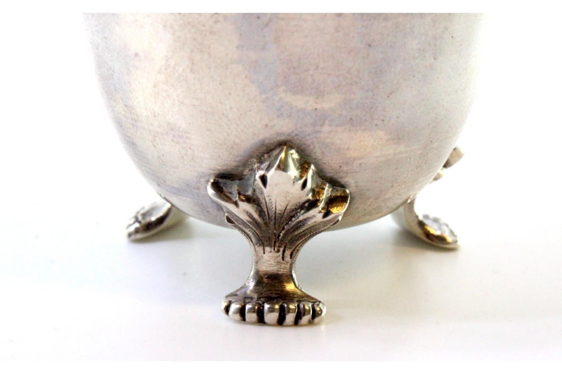 Silver candlestick with lid pommel, friezes and three claw-shaped feet (Silber) im Angebot