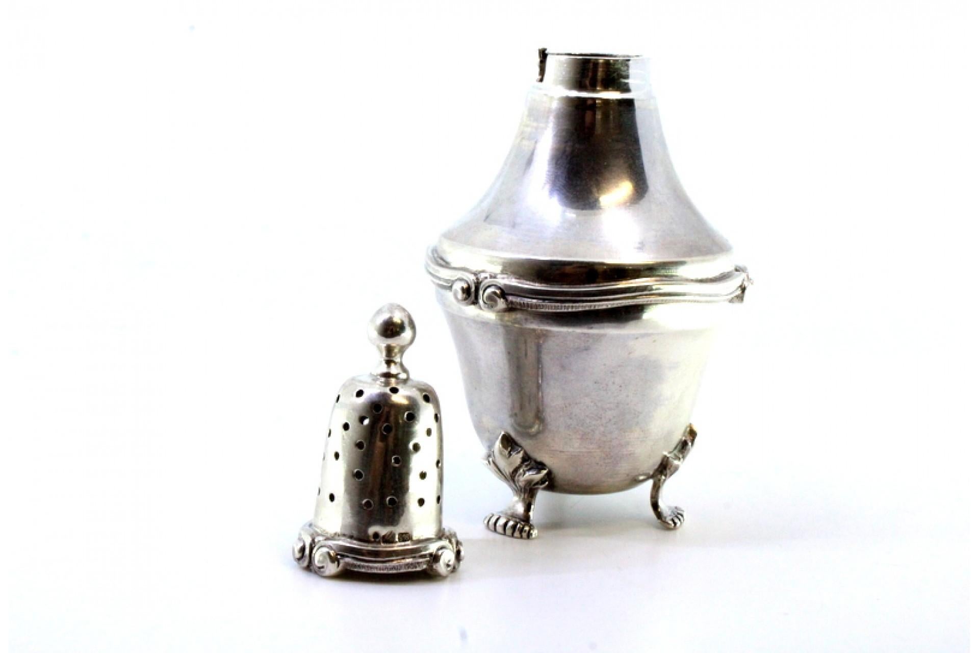 Silver candlestick with lid pommel, friezes and three claw-shaped feet im Angebot 1