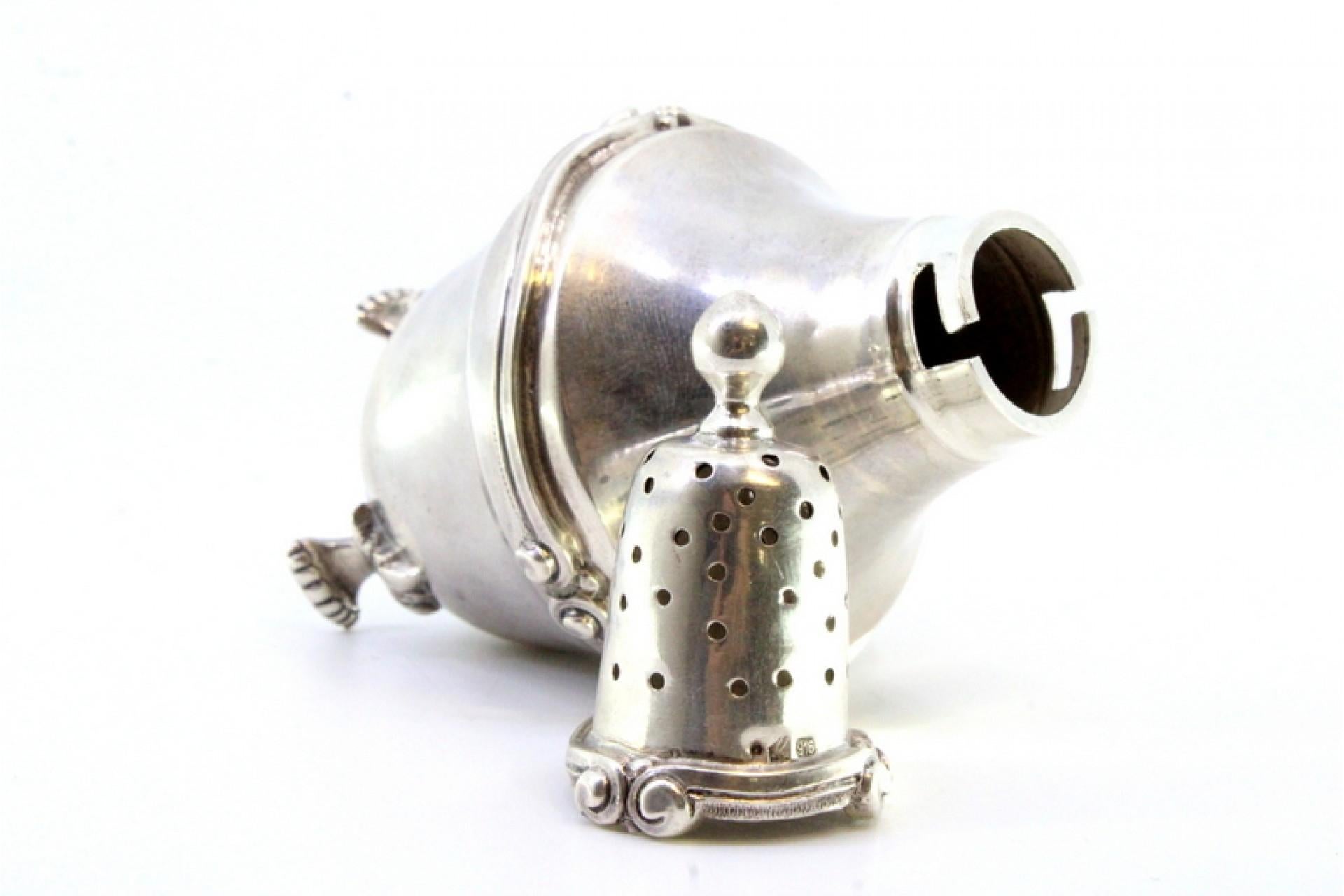 Silver candlestick with lid pommel, friezes and three claw-shaped feet im Angebot 2