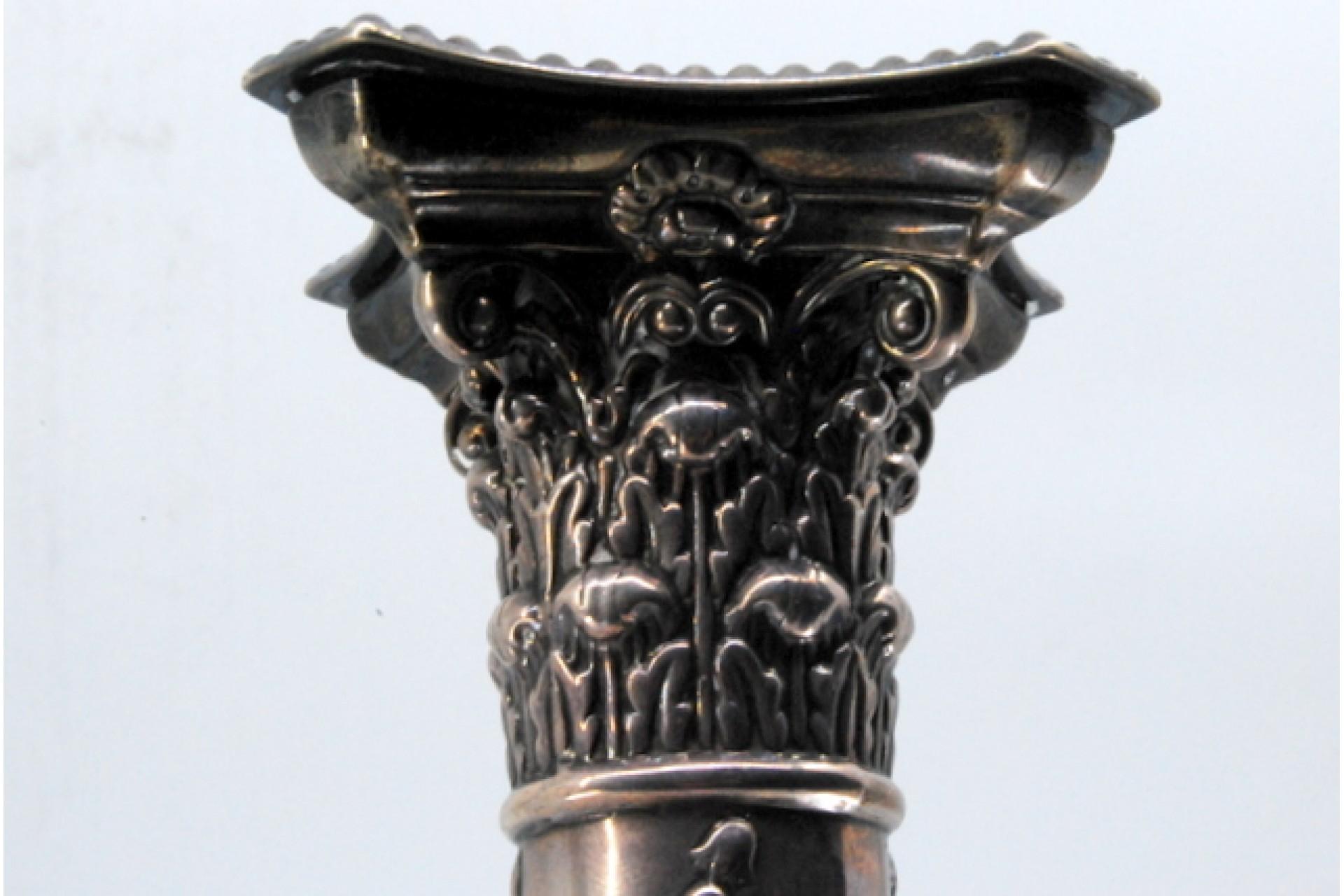 Silver candlestick with rope-wound shaft and ram heads on square base For Sale 5